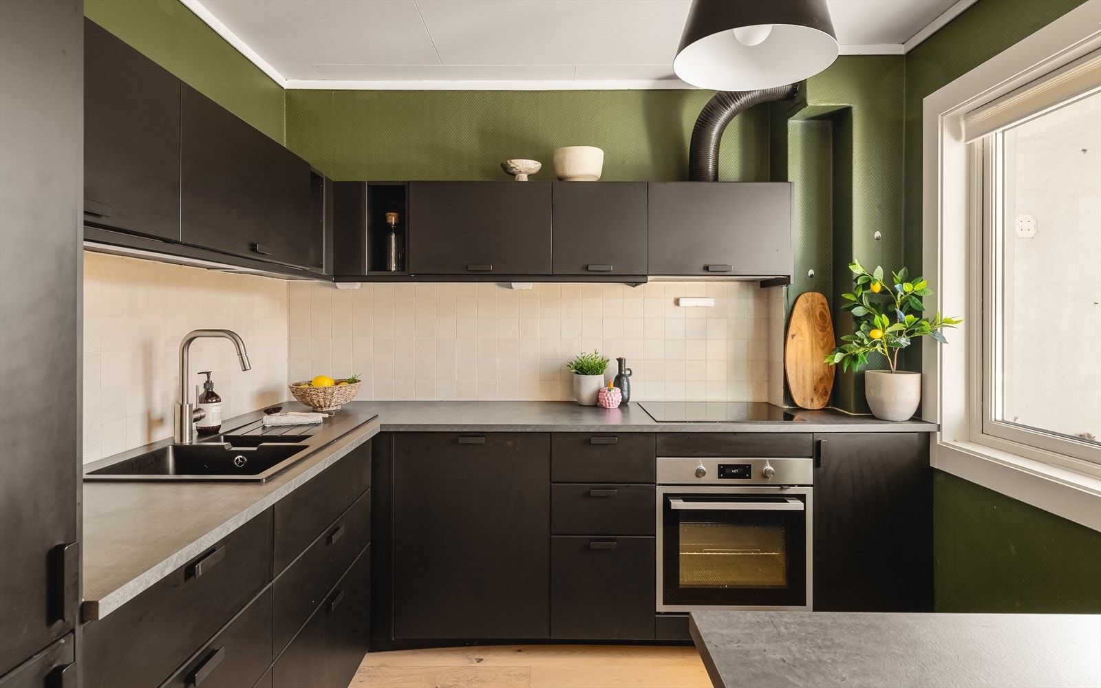 Stilrent sort kjøkken fra IKEA. Galleribilde