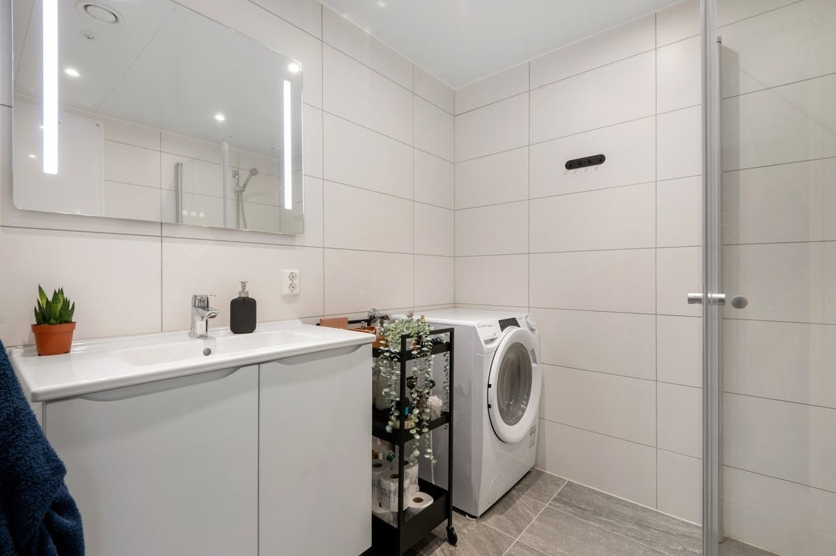 Moderne bad med opplegg for vaskemaskin Galleribilde