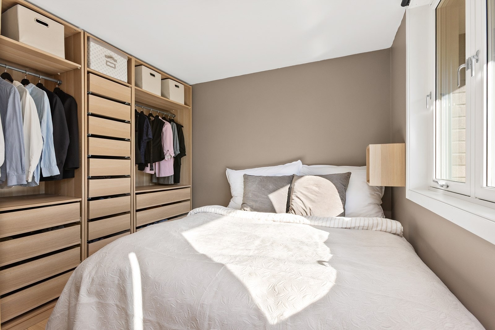 Lyst og fint soverom med store vindusflater og gode lysforhold. Vinduene har innvendig solskjerming Galleribilde