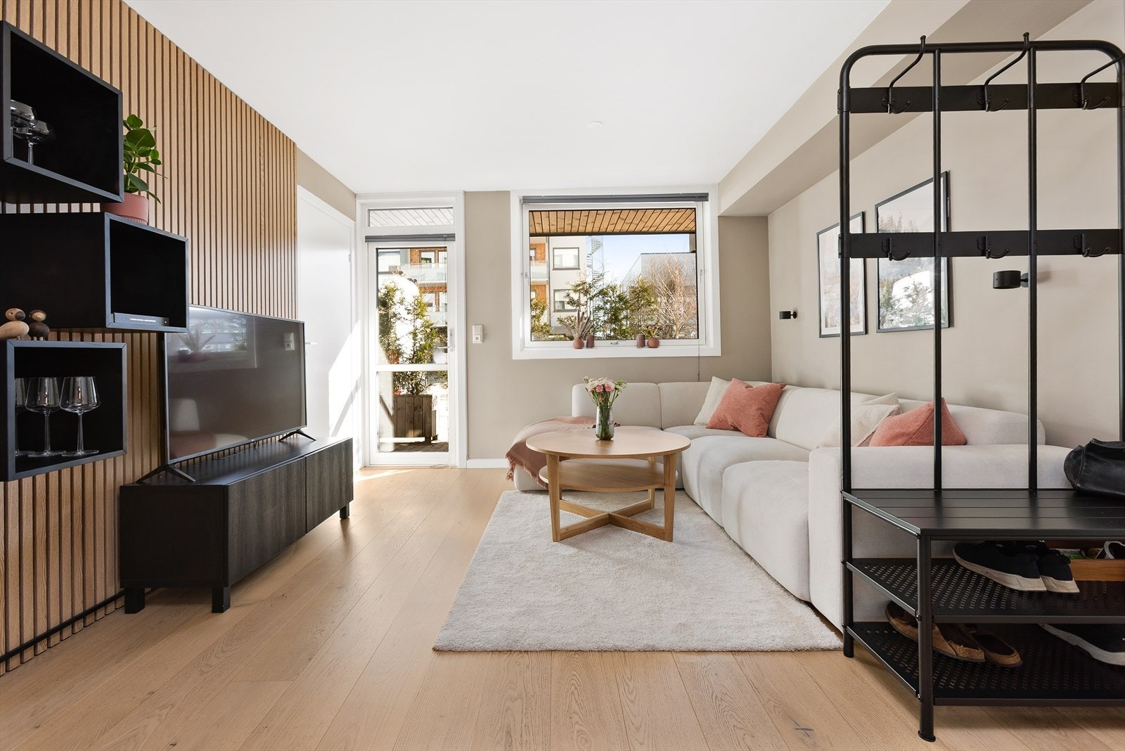 Spileveggen gir leiligheten et flott særpreg Galleribilde