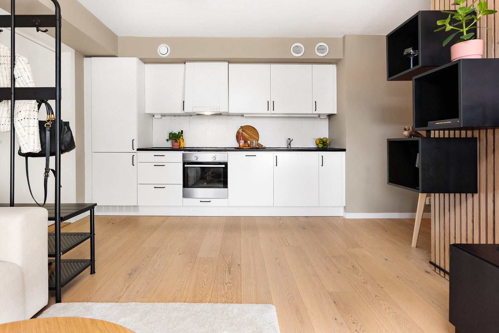 Stuen ligger i åpen løsning mot kjøkken og sammen utgjør de et åpent og fint allrom Galleribilde