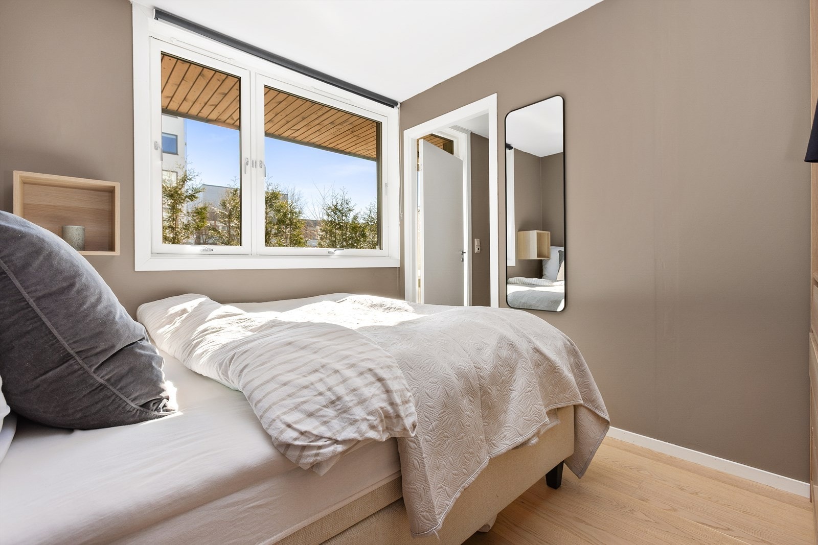 Leiligheten er opprinnelig en 1-roms leilighet. Det er satt opp lettvegger i stue for å etablere et adskilt soverom Galleribilde