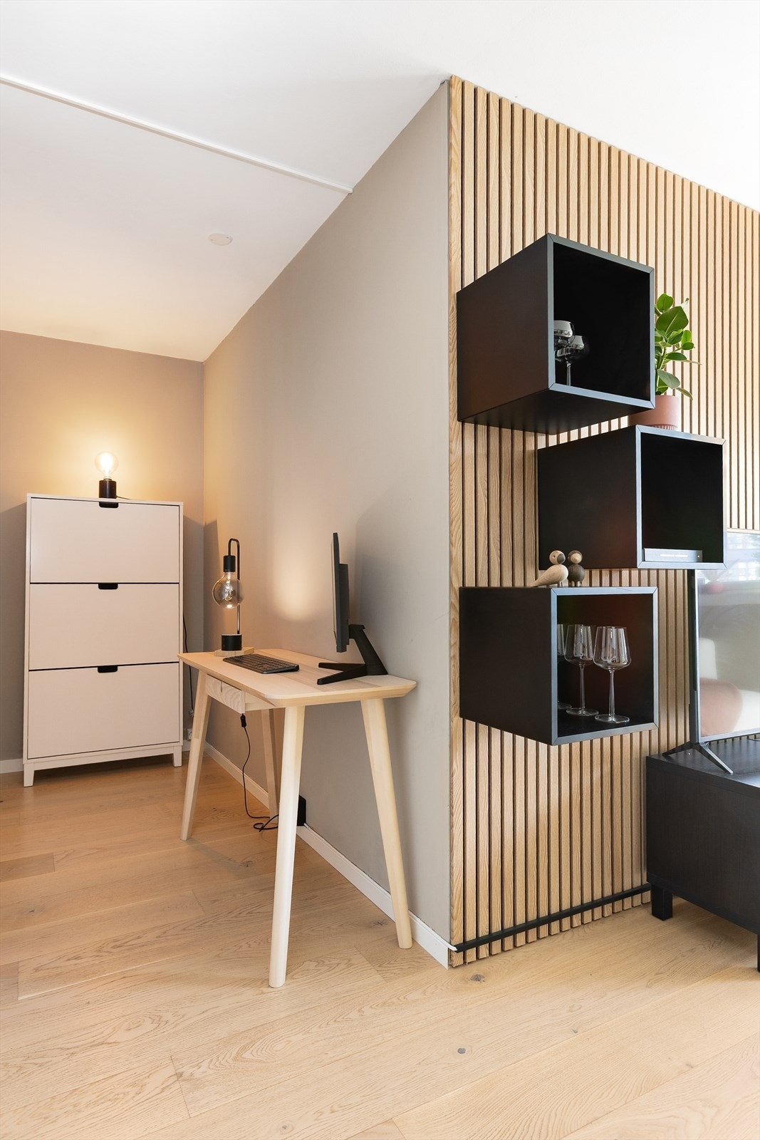 Plass til sofa, kontorpult, samt medie- og oppbevaringsmøblement Galleribilde