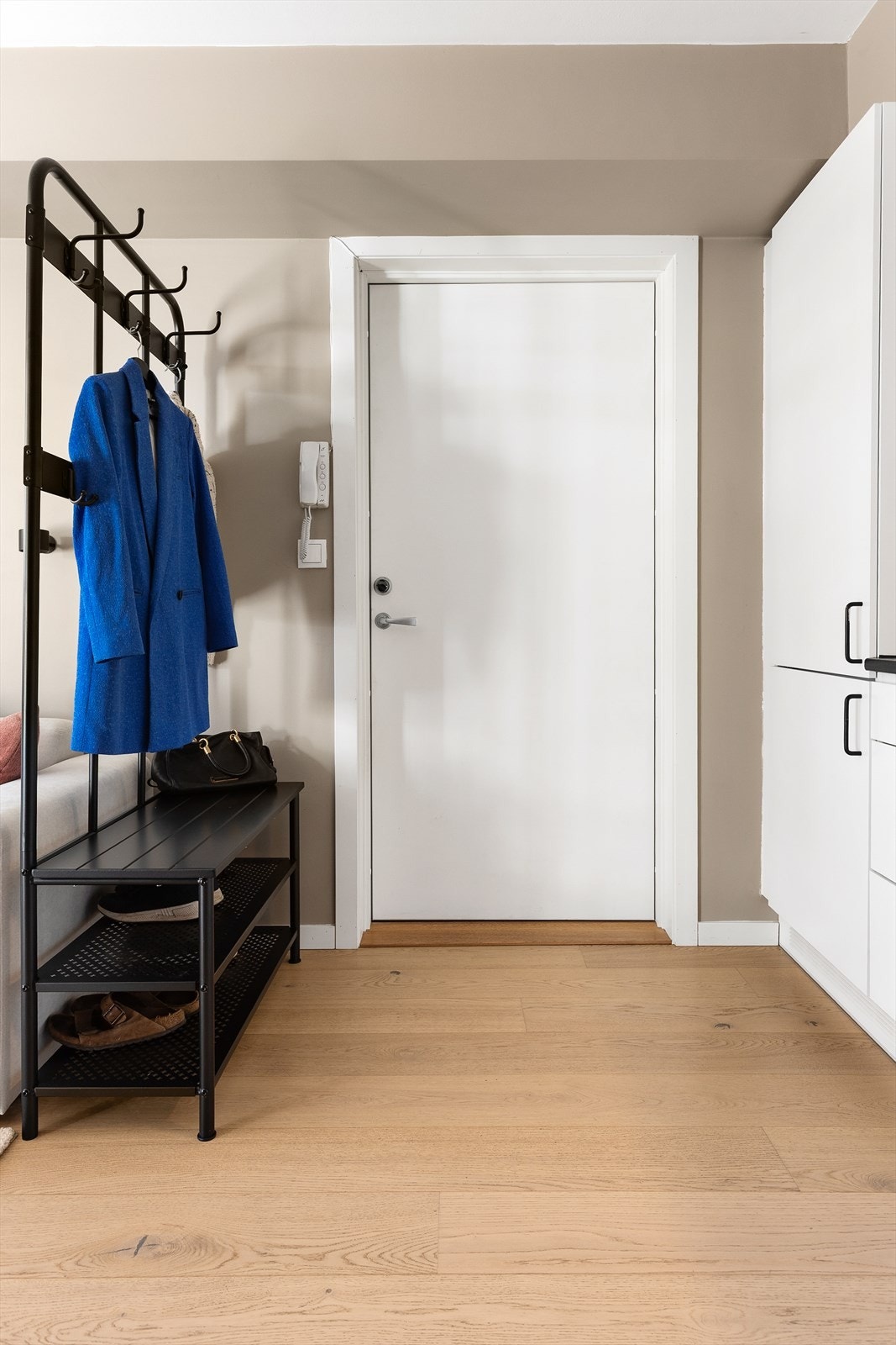 Leiligheten har brann- og lydklassifisert inngangsdør fra 2022, samt porttelefon med fjernåpner Galleribilde