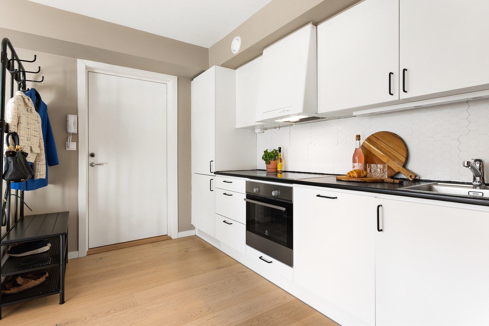 Moderne kjøkken fra 2020 med integrerte hvitevarer Galleribilde