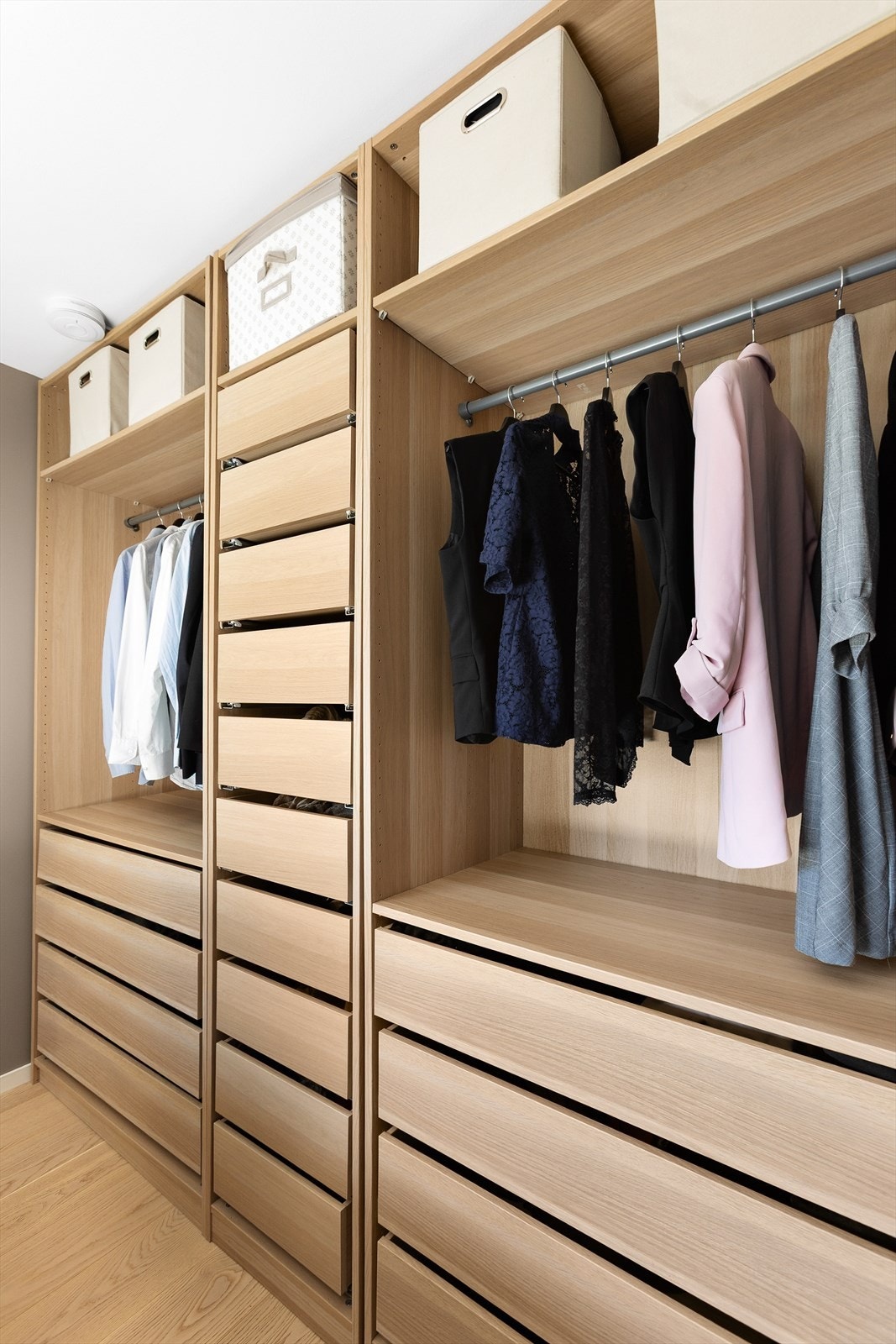 Stor og meget praktisk garderobe med gode oppbevaringsmuligheter. Det er i tillegg gode lagringsmuligheter i medfølgende kjellerbod Galleribilde