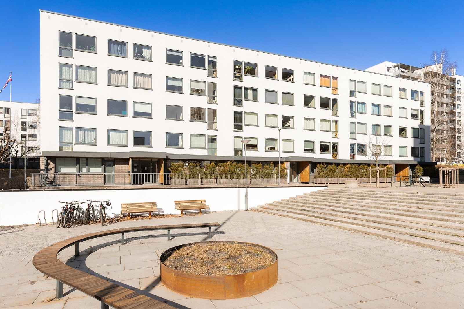 Hyggelige fellesområder. Like utenfor inngangsdøren ligger Rema 1000 og søndagsåpne "Frukt og grønt" Galleribilde