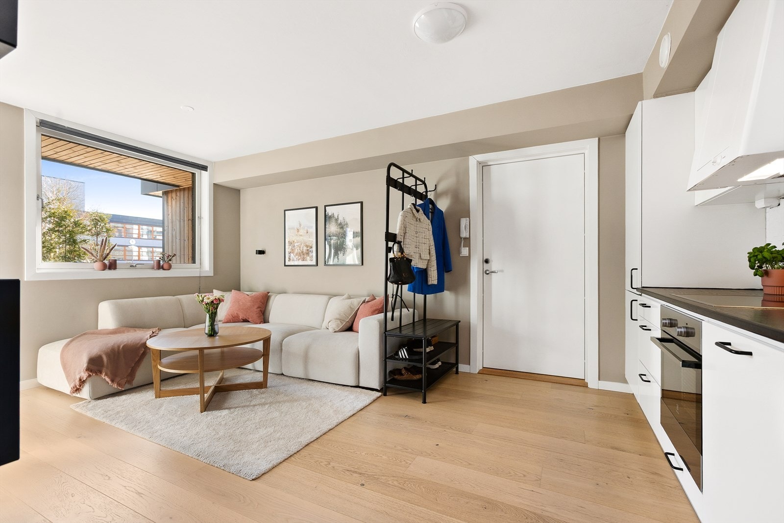 Vinduer og balkongdør ble byttet i regi av borettslaget i 2019. Vinduene har innvendig solskjerming Galleribilde