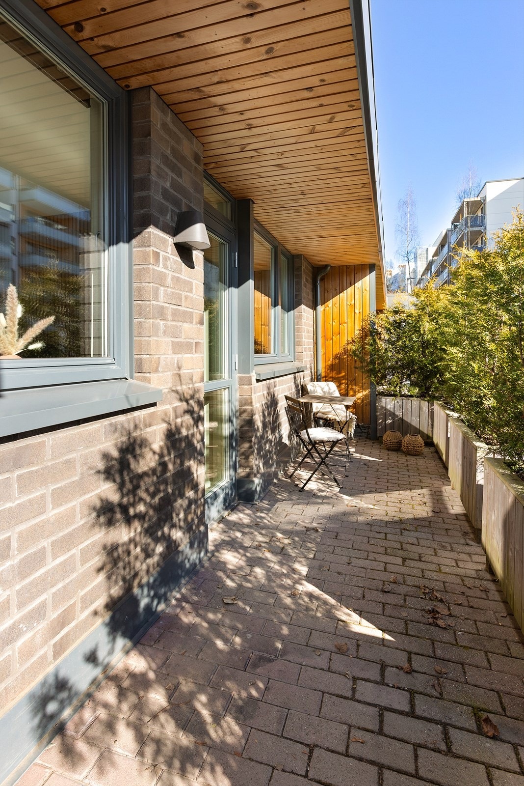 Uteplassen er overbygget, samt skjermet med levegger og plantekasser. God plass til utemøblement Galleribilde