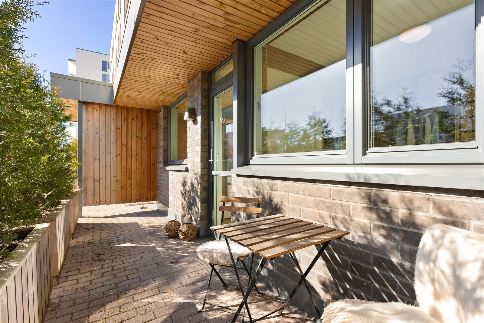 Fra stuen er det utgang til en sørøstvendt terrasse på ca. 10 kvm. Galleribilde