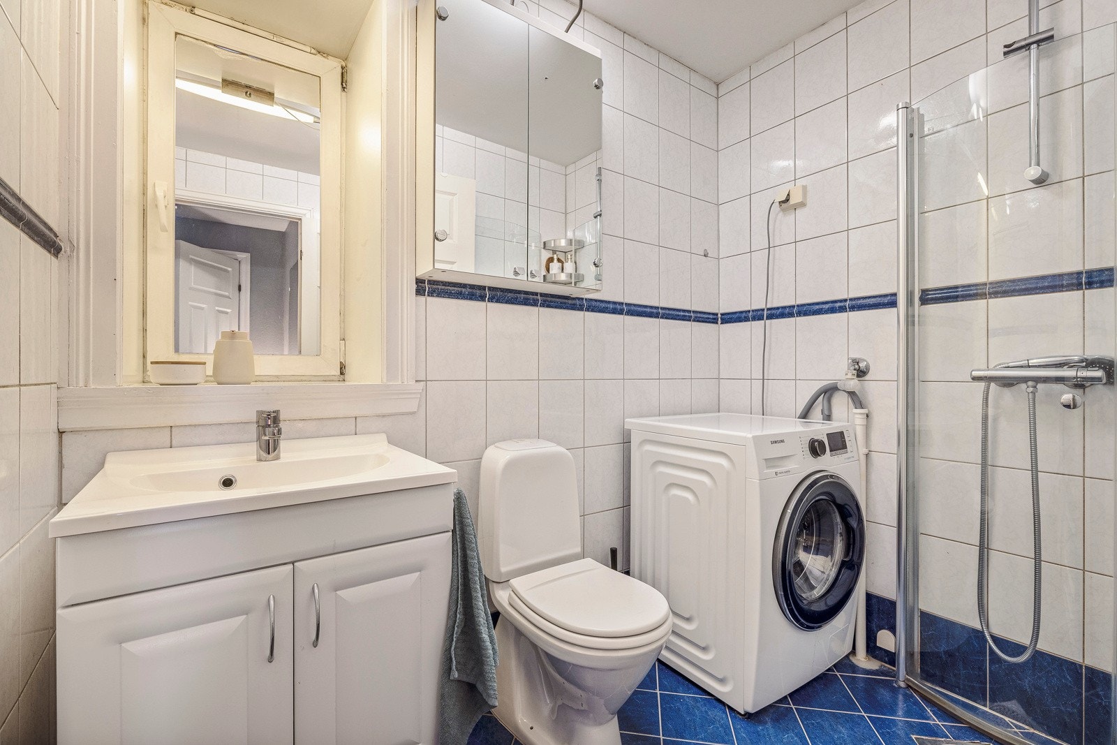 - Badet er helfliset og har varme i gulv - Galleribilde