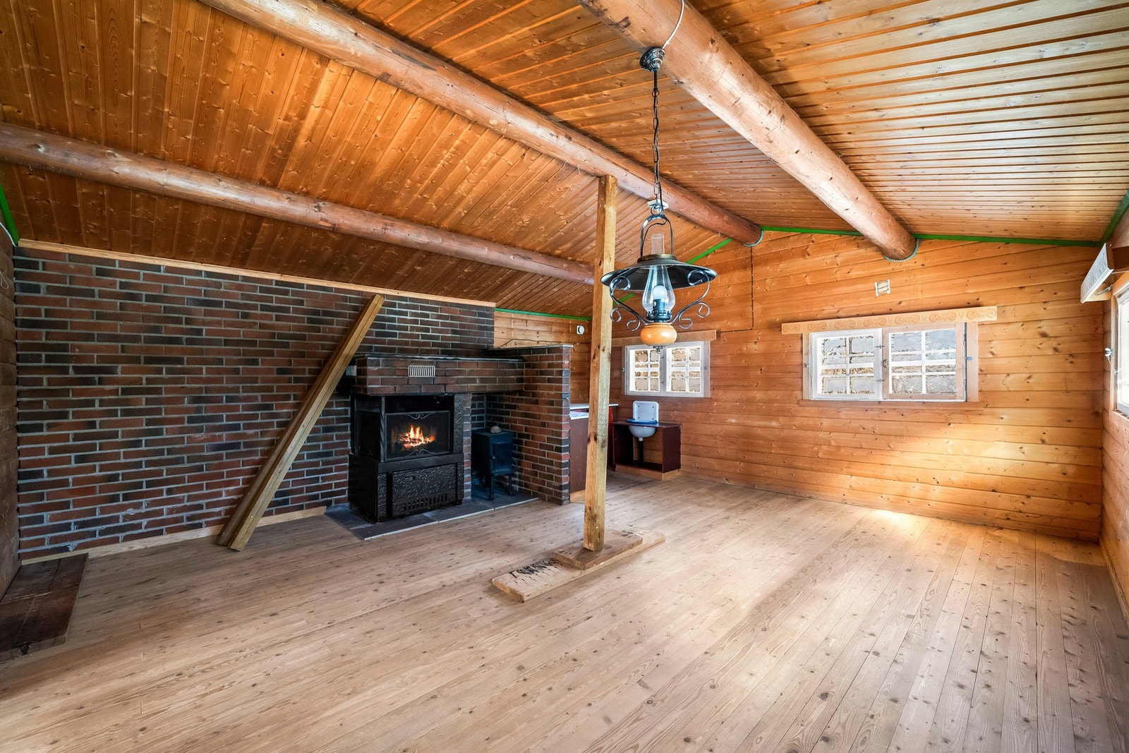 Stue, ild i peisen er manipulert inn av fotograf, kun for illustrasjon. Skorsteinen er ikke ført over tak og kan ikke brukes. Tiltak må påregnes Galleribilde