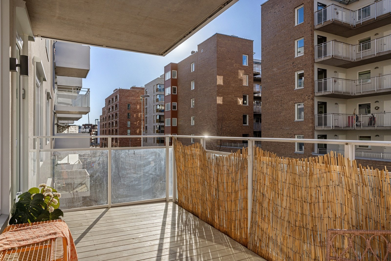 Balkongen har fine solforhold fra ettermiddag til tidlig kveld. Galleribilde