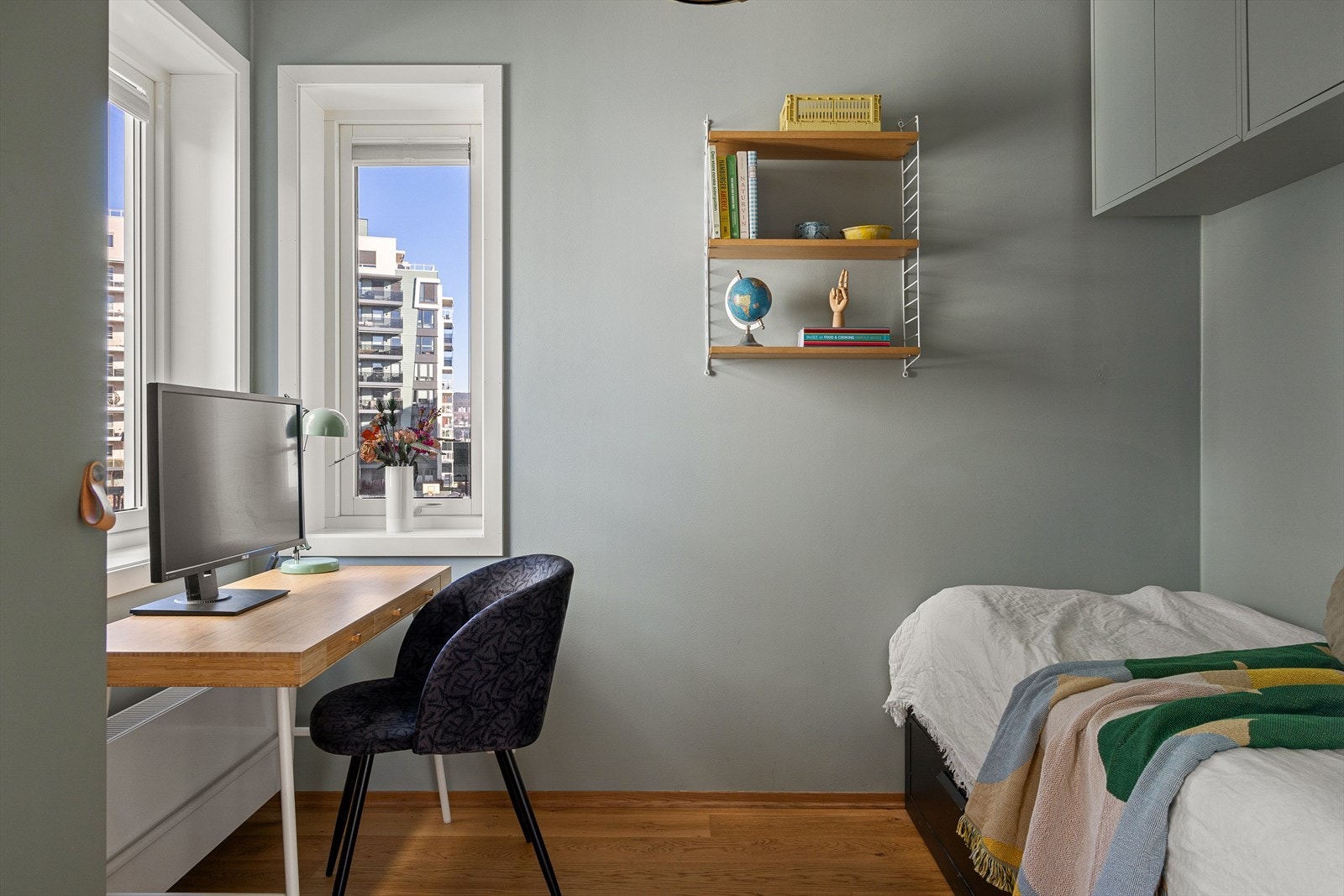 Dette soverommet er av også av god størrelse med plass til seng, nattbord, skrivepult og annet ønsket møblement. Dette rommet egner seg perfekt som gjesterom, barnerom eller hjemmekontor. Galleribilde