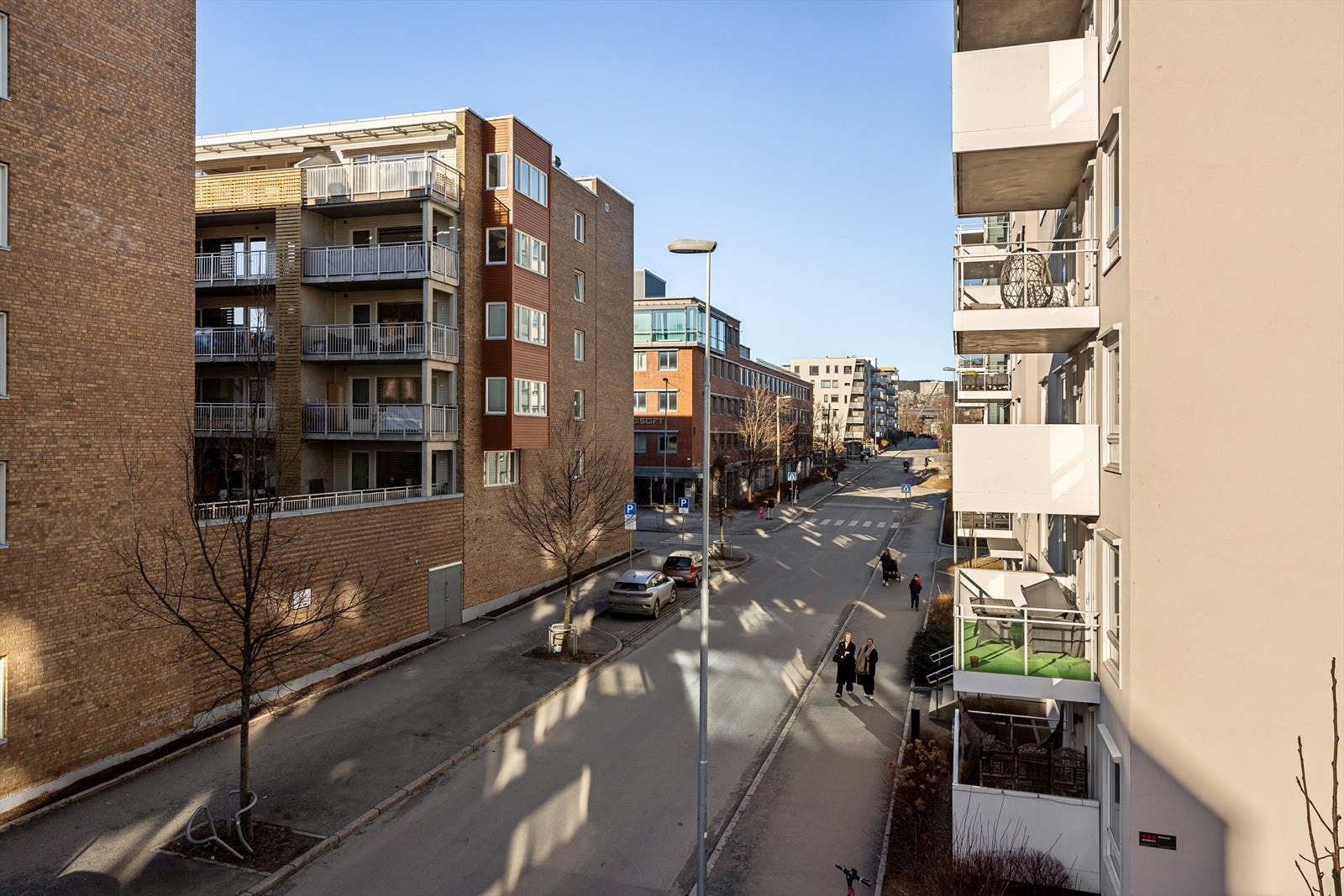 Bygget stod ferdig i 2019 og boligen holder en gjennomgående god standard fra den tid. Her kan du flytte rett inn! Alle Lørens forretninger og servicetilbud ligger i umiddelbar nærhet til boligen. Galleribilde