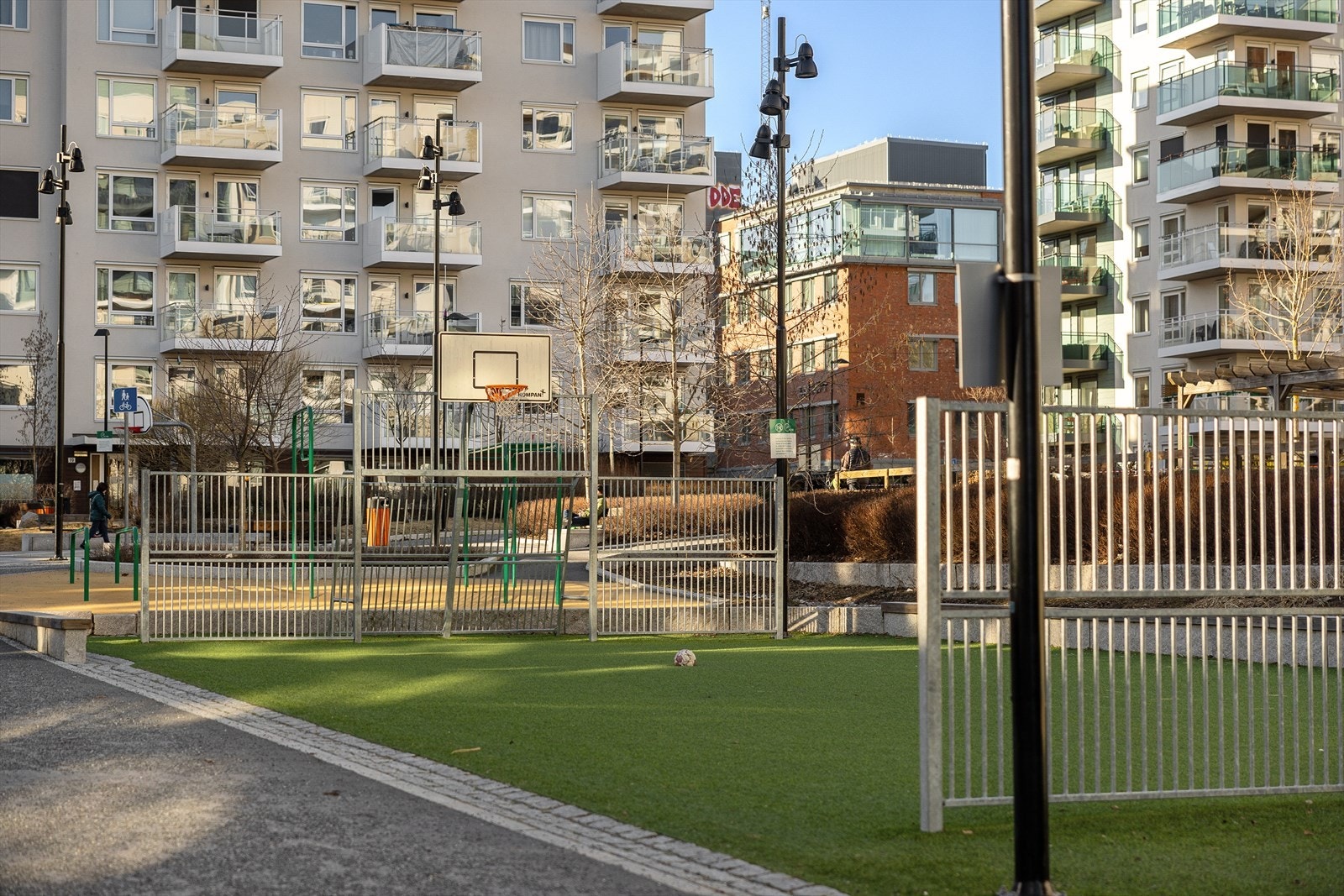 Borettslaget har en nydelig bakgård med opparbeidet gressplen, sittegrupper og lekeapparater til de yngste. Galleribilde