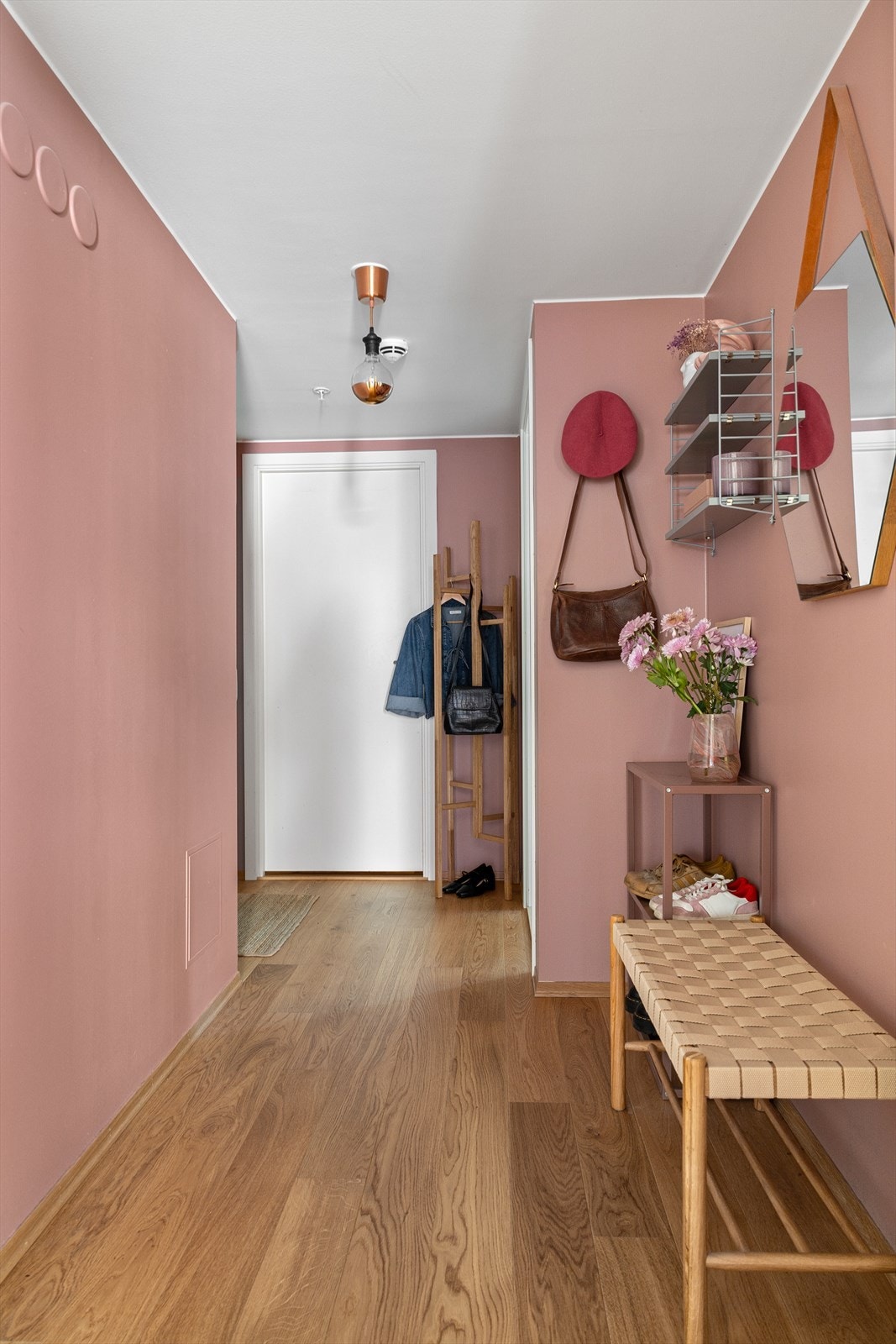 Her er det god plass til oppheng av yttertøy og sko og gir et godt førsteinntrykk av denne flotte leiligheten. Galleribilde