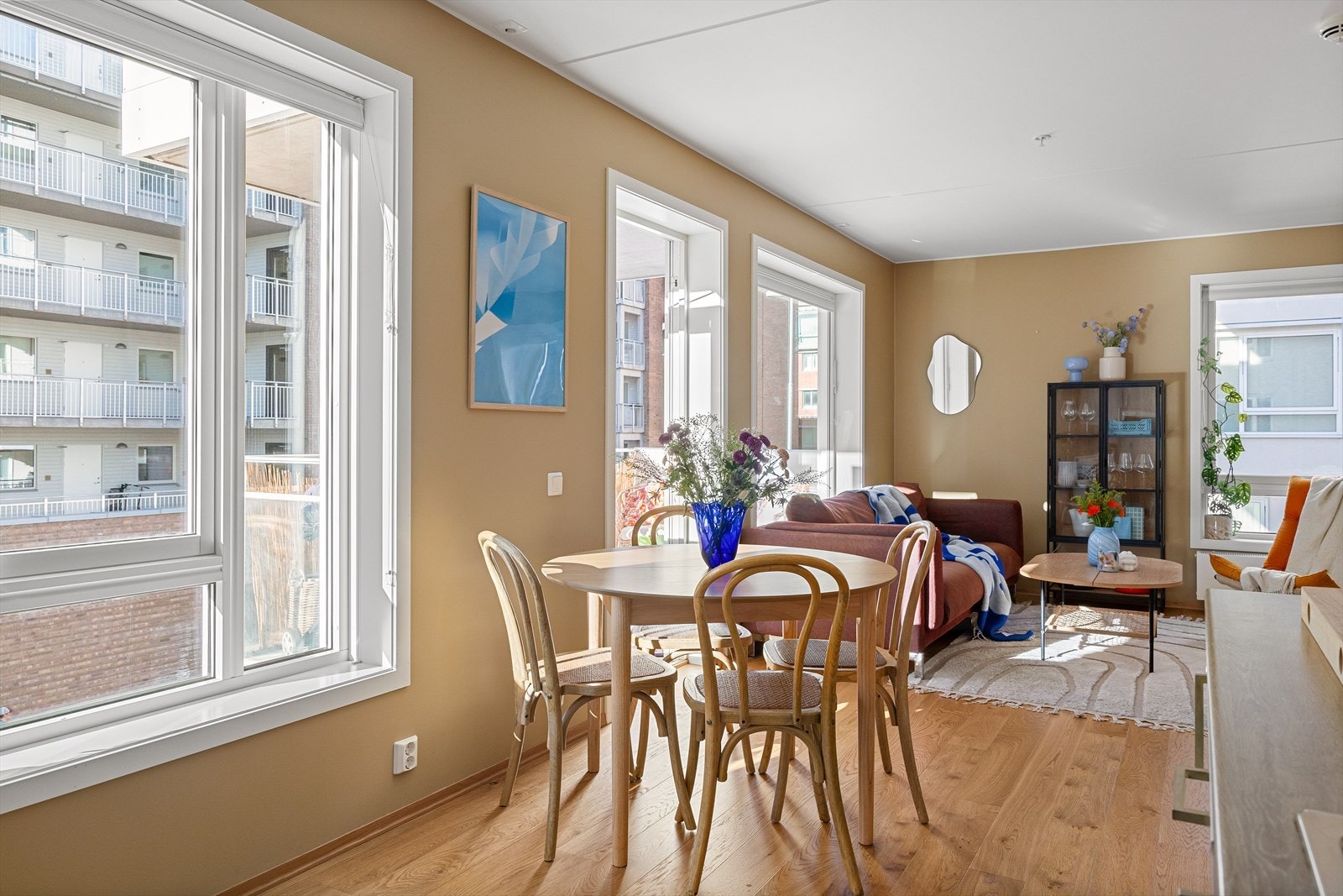 Store vindusflater fra flere vinkler slipper inn rikelig med naturlig lys. En herlig leilighet som bør oppleves! Galleribilde