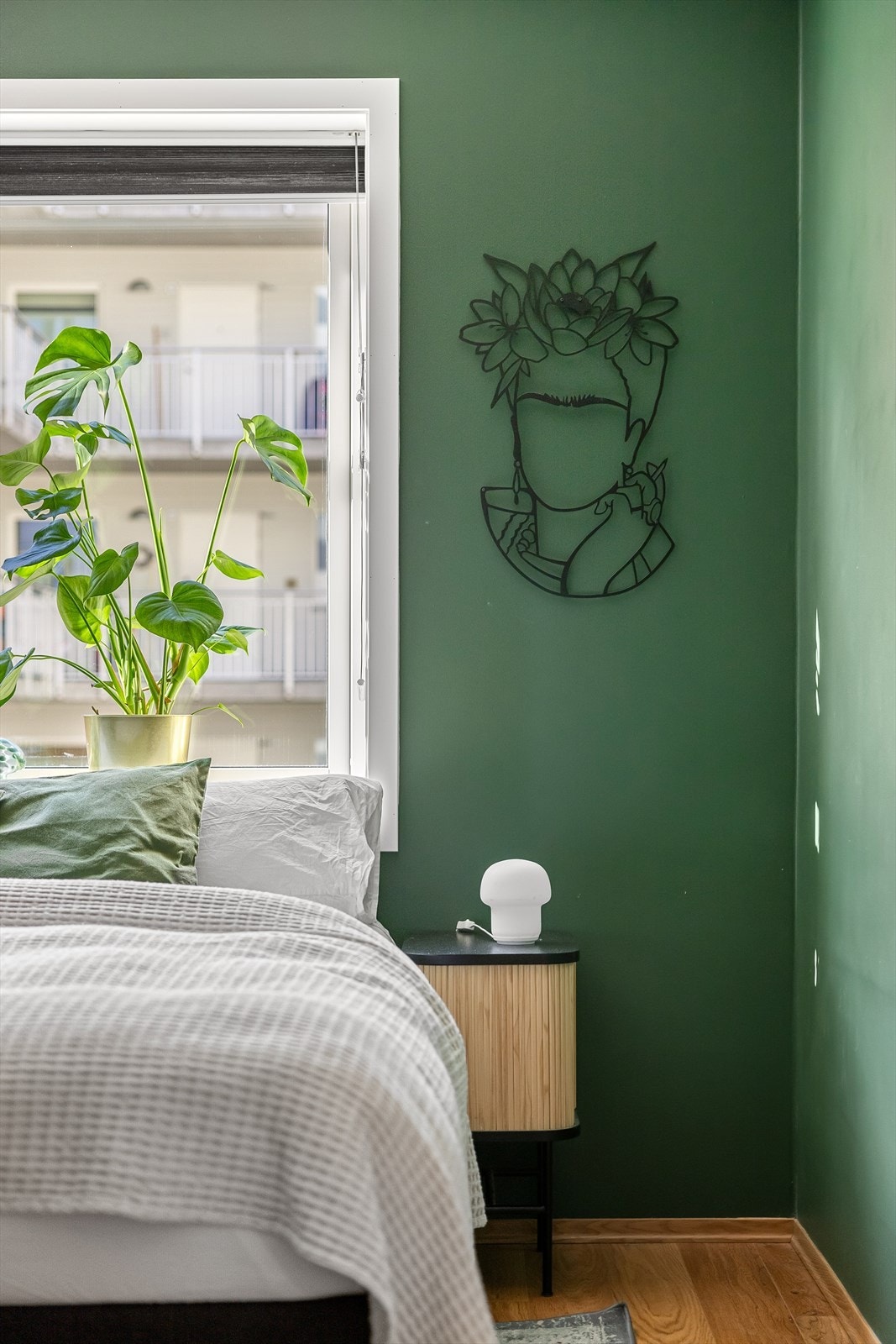 Her kan du enkelt innrede med dobbeltseng og nattbord. Medfølgende lamellgardiner. Galleribilde