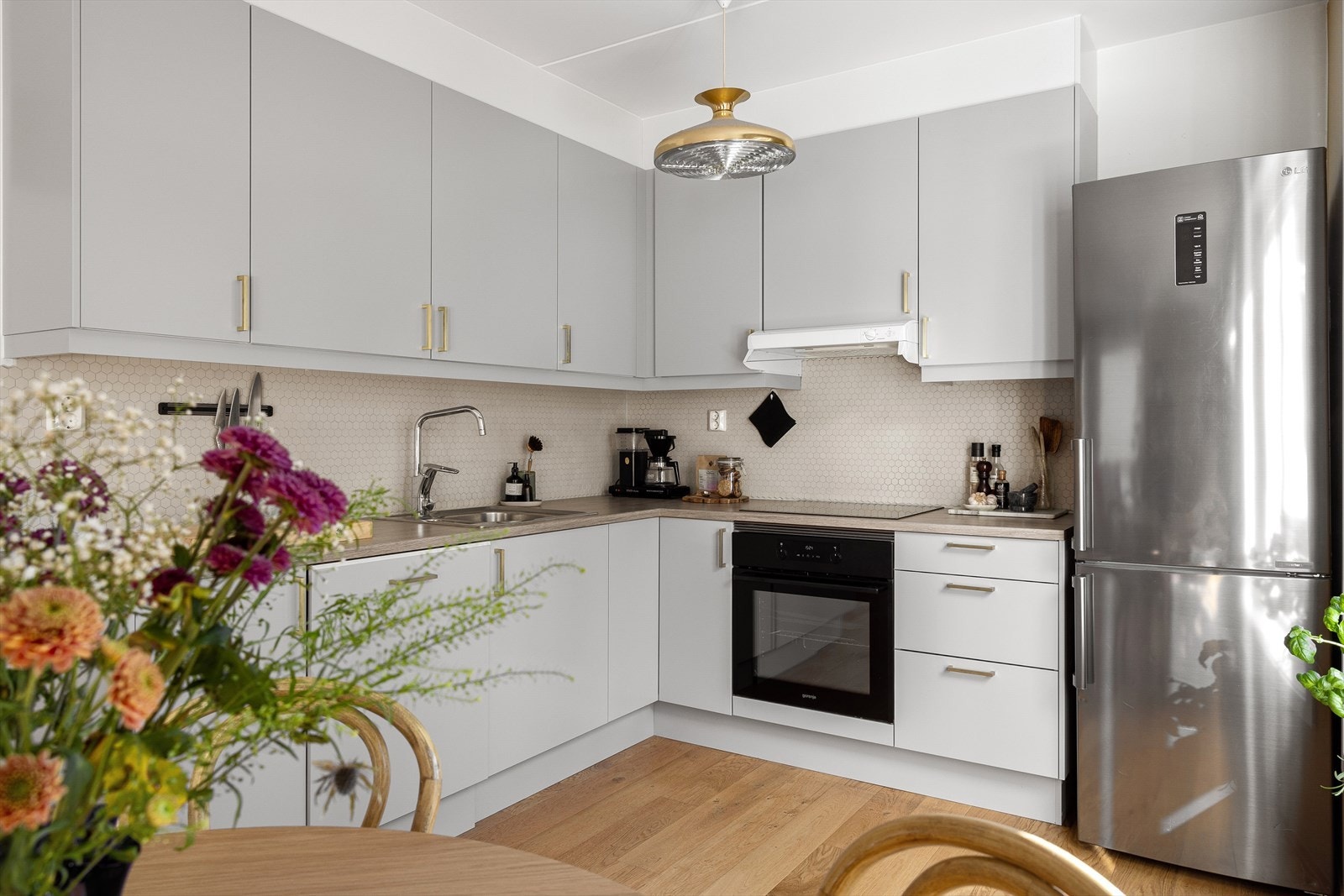 Nydelig kjøkken med flotte detaljer. Frittstående kjøleskap med fryser medfølger. Galleribilde