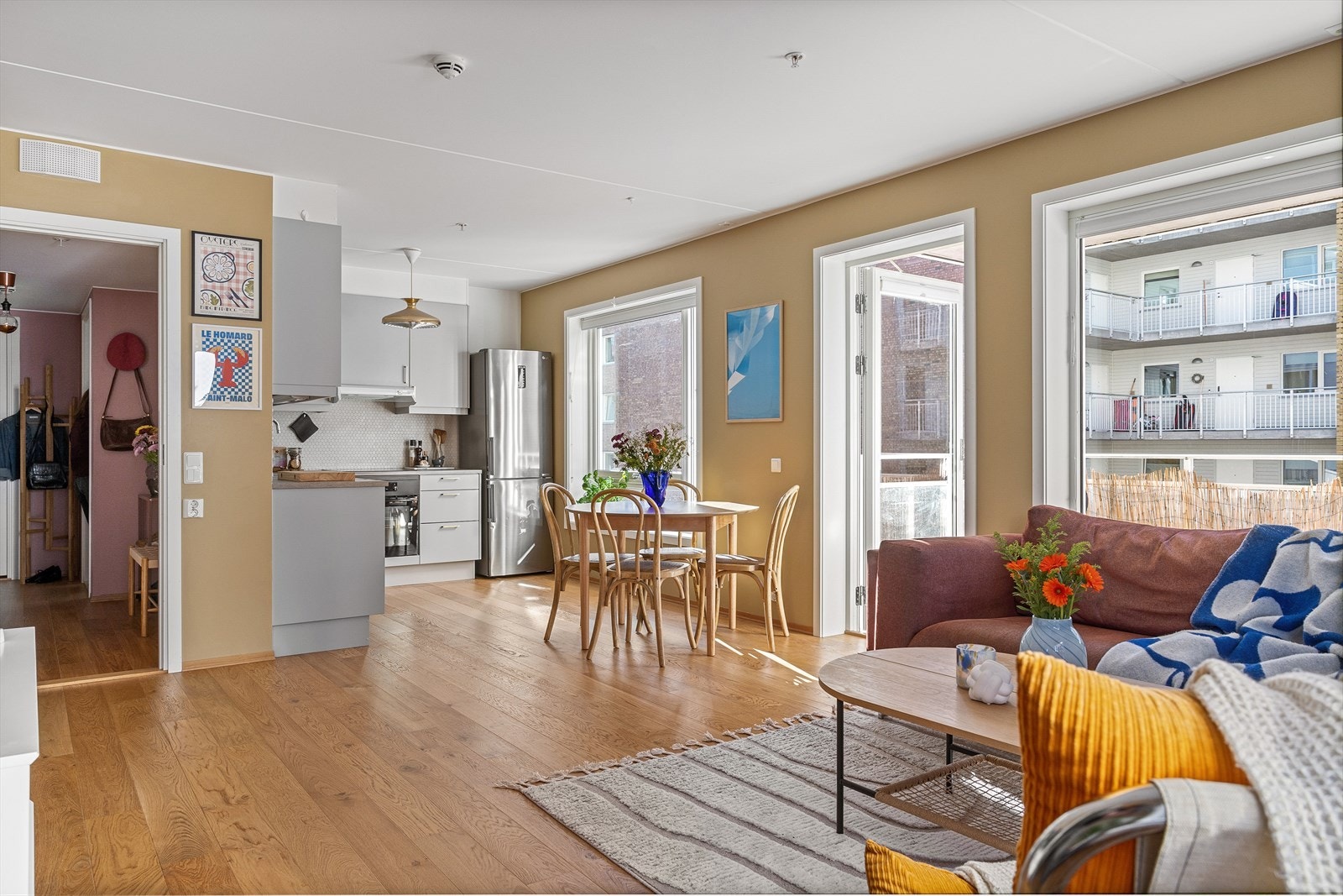 Leiligheten har en fin planløsning og kjøkkenet ligger litt tilbaketrukket fra stuen. Lys og romslig stue/kjøkken med god plass til sofa, stuebord, TV-benk og spisebord. Galleribilde