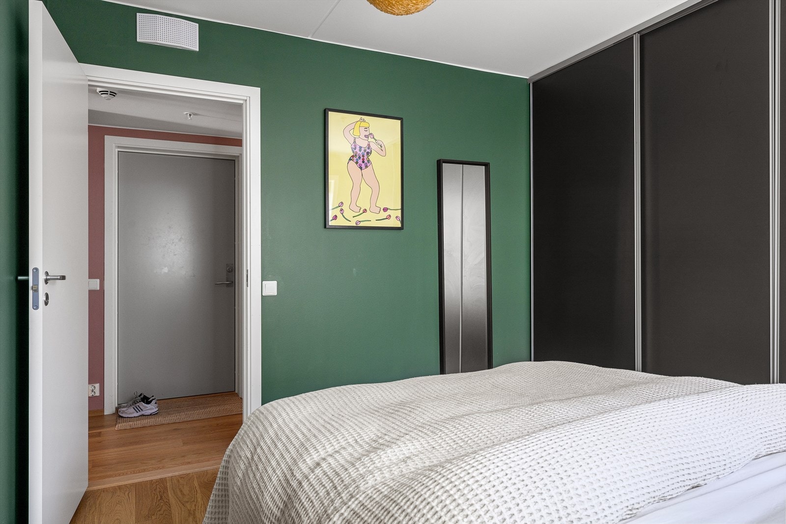 Stort garderobeskap med skyvedører sørger for gode oppbevaringsmuligheter. Galleribilde