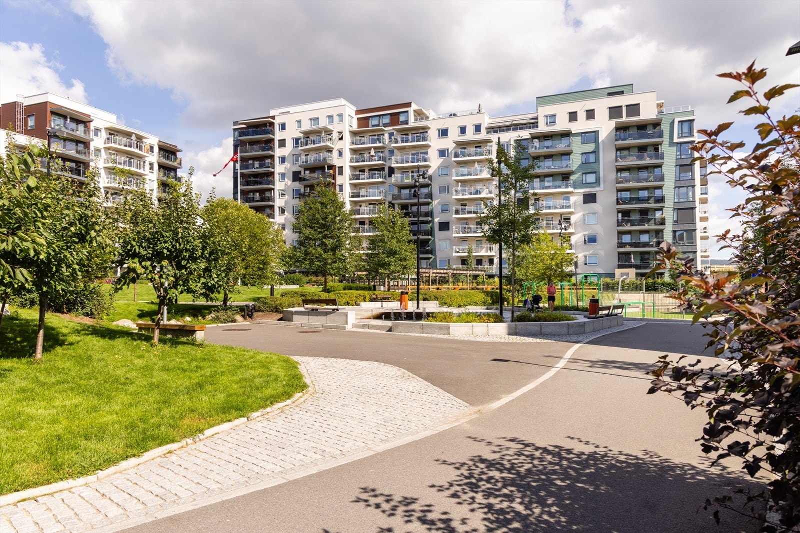 De store, grønne fellesområdene er meget pent opparbeidet og et stort grøntareal som ligger skjermet og idyllisk til, gjemt bak bygningene rundt. Galleribilde