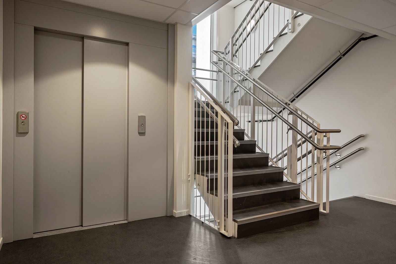 Enkel heisadkomst til leiligheten. Galleribilde