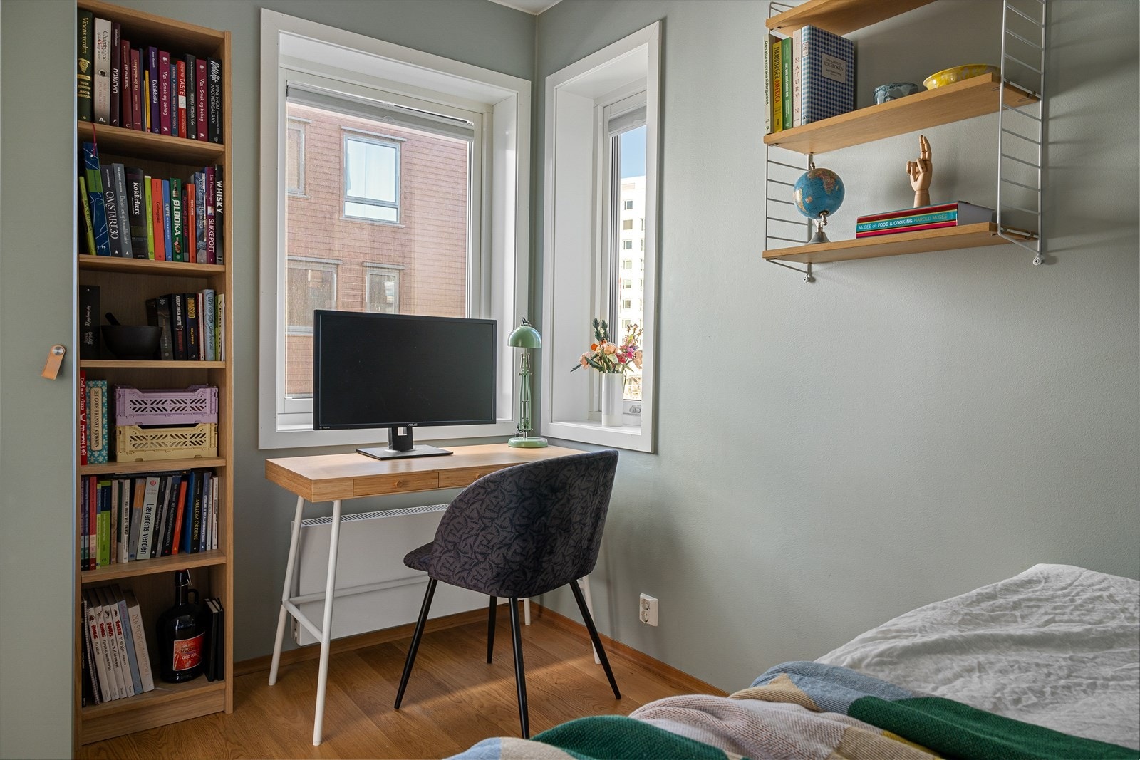 Dette rommet har sjarmerende vinduer i hjørnet og hyggelig utsyn mot store, flotte grøntområder. Galleribilde