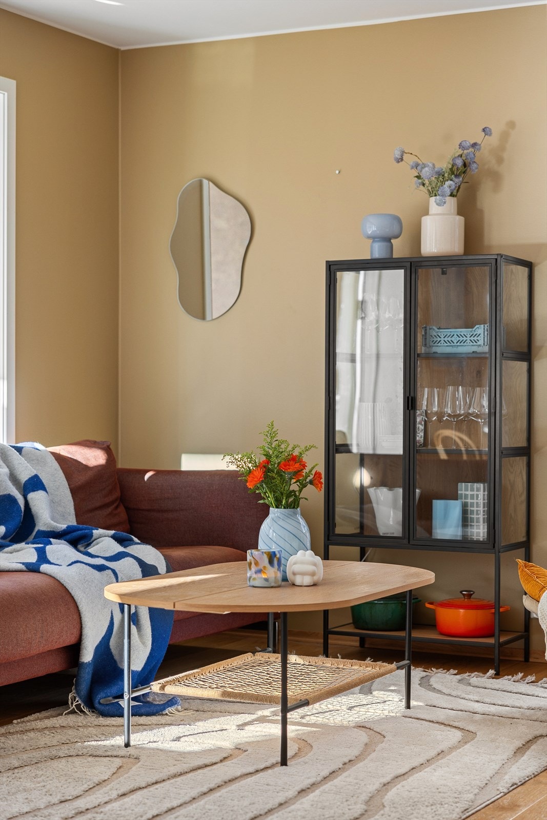 Leiligheten er gjennomgående malt i delikat og moderne fargepalett Galleribilde