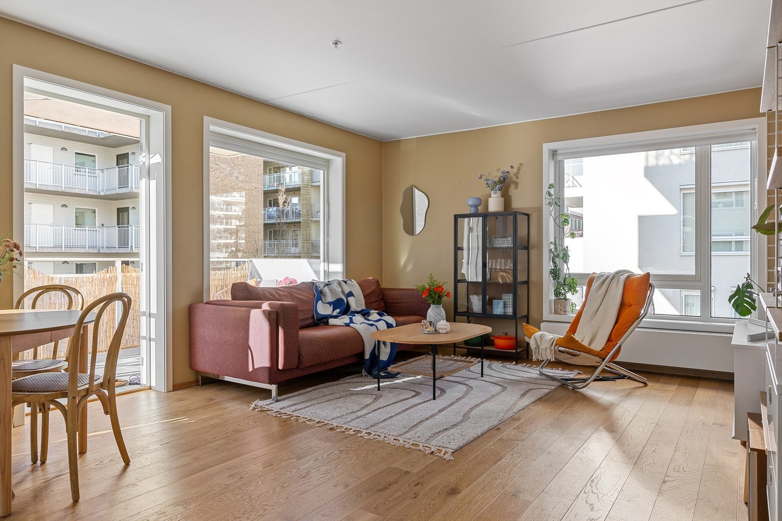 Velkommen til Lørenveien 54C - En virkelig lys og flott 3-roms hjørneleilighet med god standard og optimal planløsning . Heis. Stort og vakkert gårdsrom - Presentert av Sylvia Post ved Nordvik bolig! Galleribilde