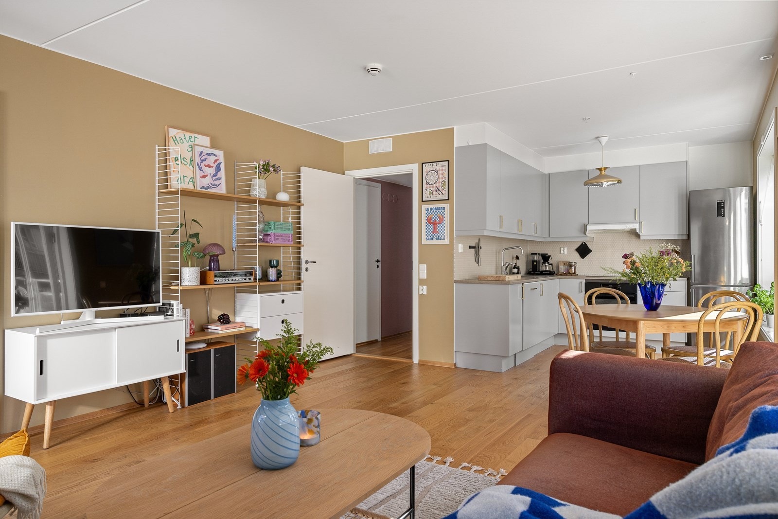 Den åpne løsningen mot kjøkkenet skaper en sosial og innbydende atmosfære, samtidig som det er god plass til en spisestue. Spisestuen skaper et fint skille mellom kjøkken og stue. Galleribilde