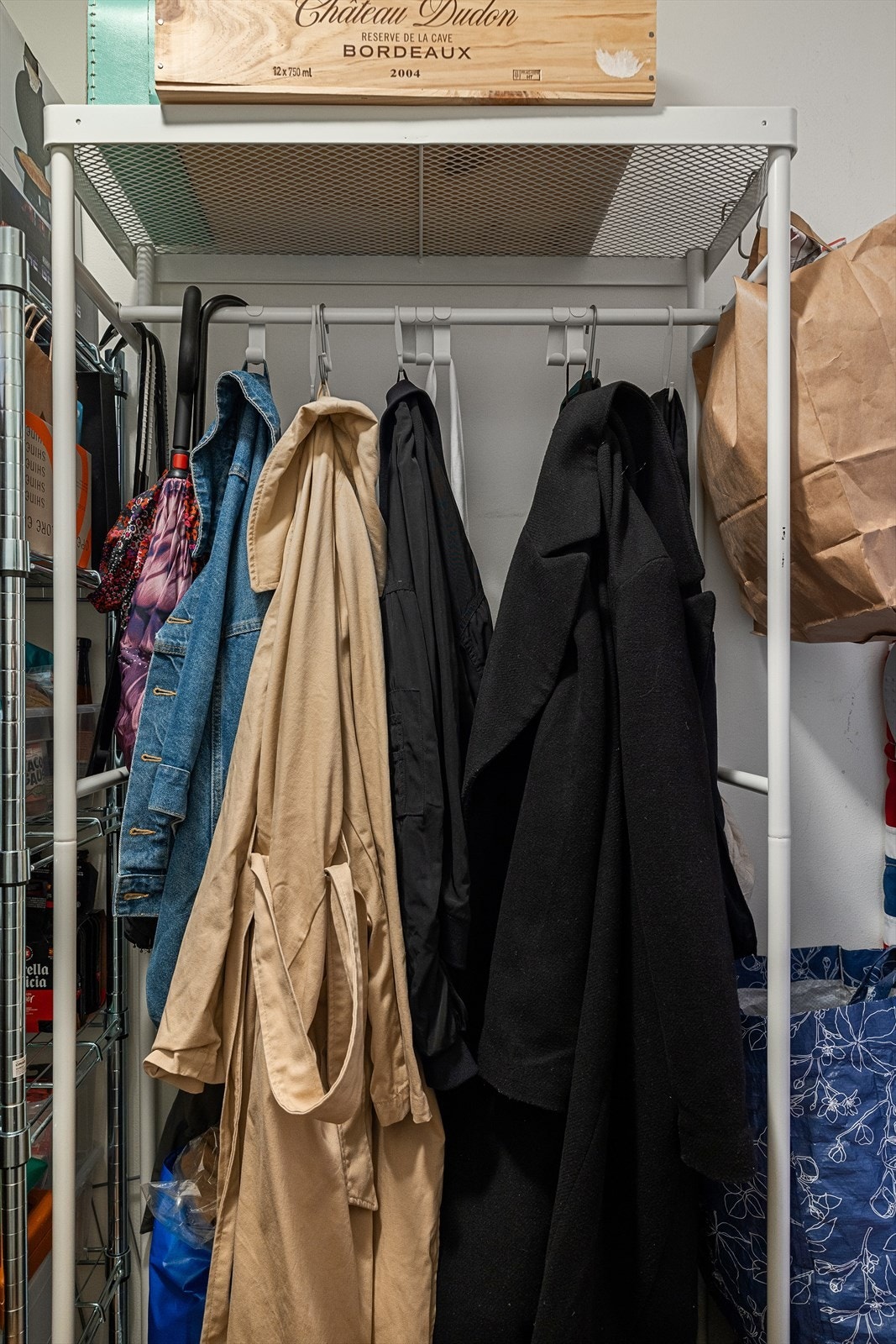 Her er det montert hyllesystem som medfølger i salget. Galleribilde