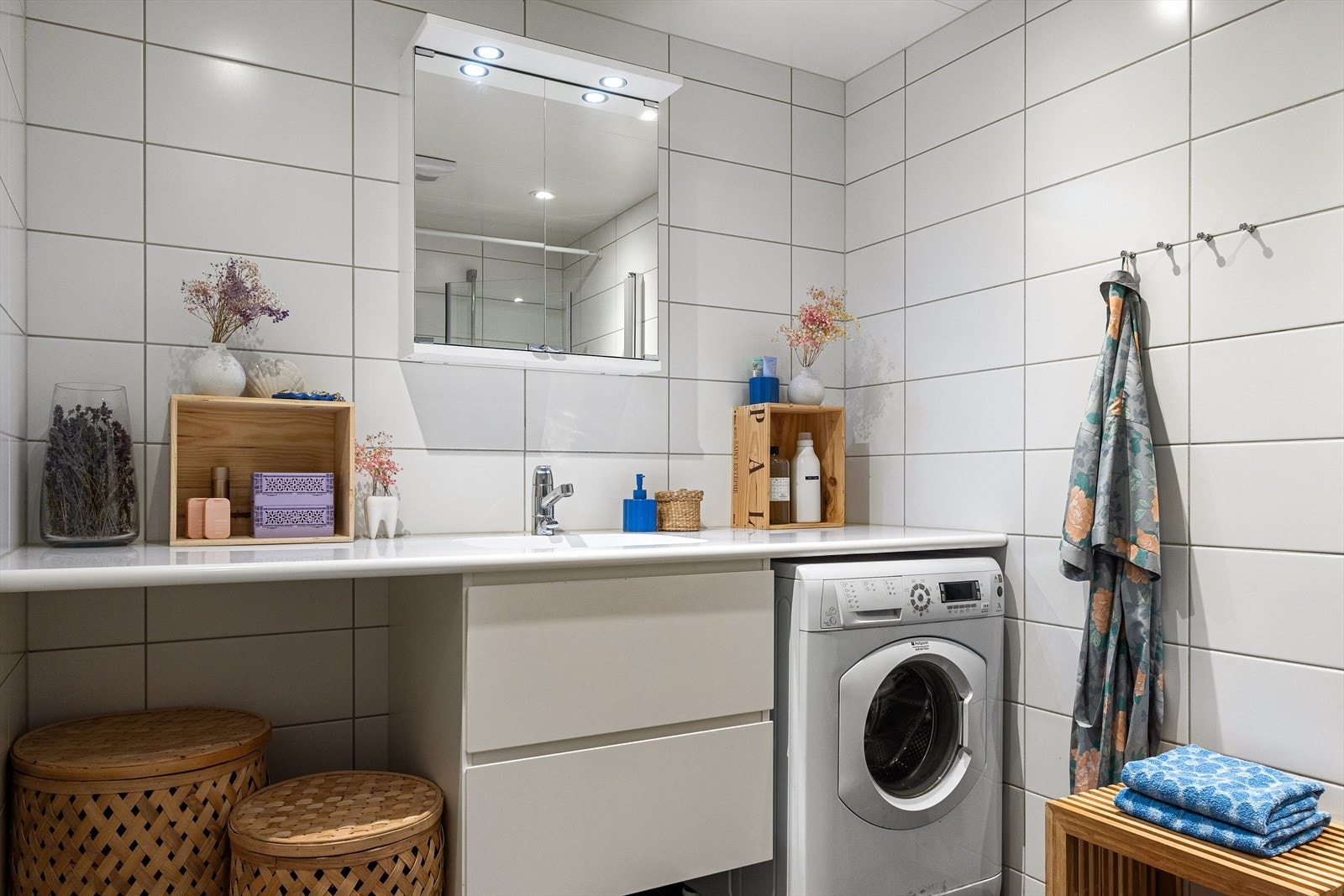 Pent og delikat baderom med god størrelse. Badet er fra byggeår og har fremlagt dokumentasjon på oppføring og underliggende utførelser. Badet er flislagt og har vannbåren gulvvarme. Galleribilde