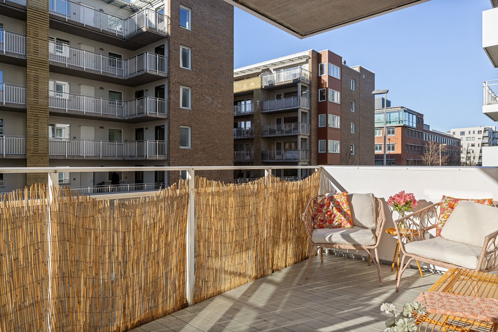 Leiligheten har en hyggelig balkong på hele 8 kvm med plass til både sittegruppe og spisebord. Galleribilde