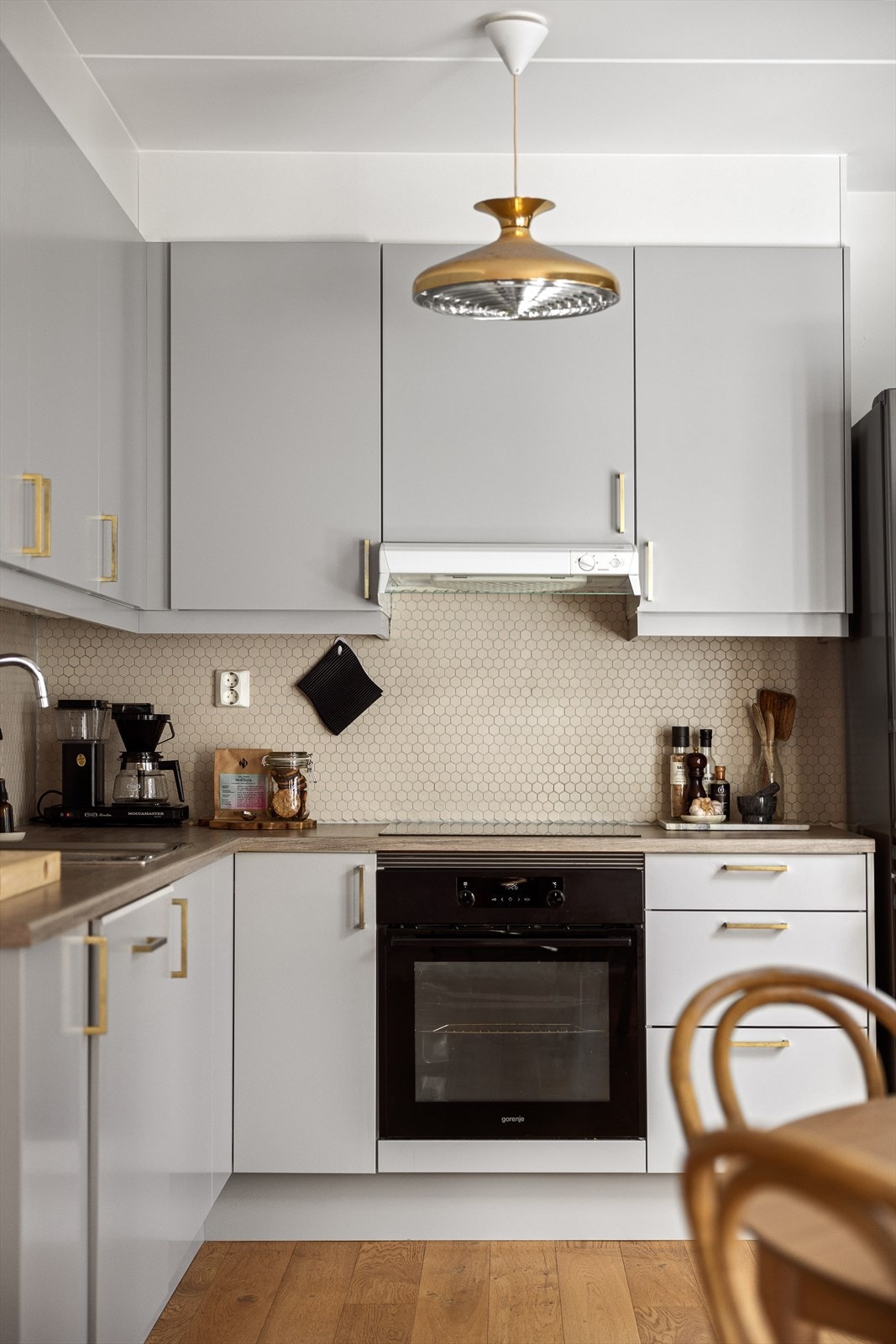 Sigdal kjøkkeninnredning fra byggeår med slette fronter og laminat benkeplate med nedfelt benkebeslag og ett-greps blandebatteri. Kjøkkenet er utstyrt med integrert oppvaskmaskin, ovn, induksjonstopp og ventilator med mekanisk avtrekk. Galleribilde