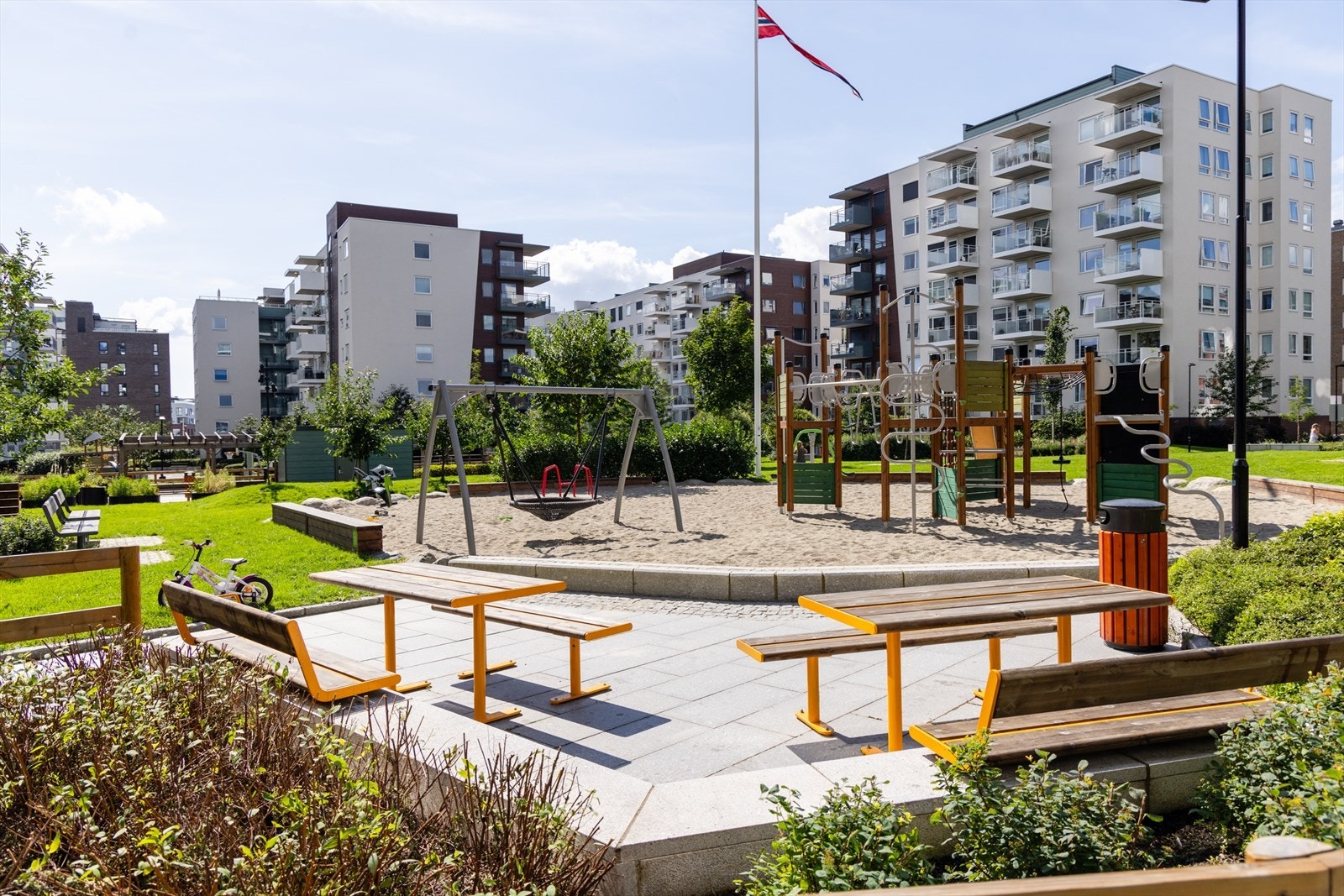 Gartnerkvartalet har flotte fellesområder med hyggelig beplantning, lekeapparater og sykkelparkering Galleribilde