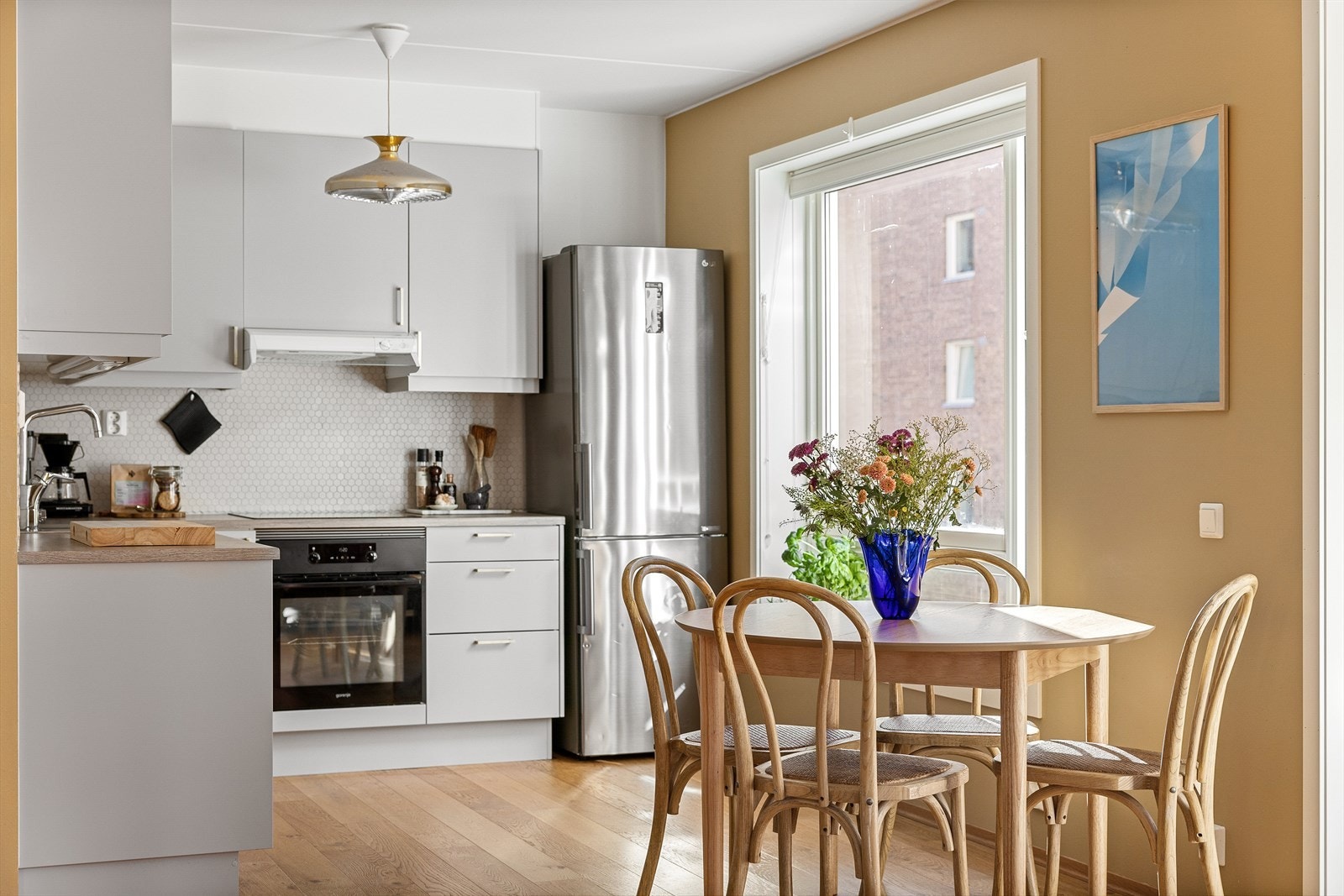 Kjøkkenet et et virkelig hyggelig rom med god benkeplass for matlaging og plass til mange gjester ved spisebordet. Nydelig lysinnfall fra store vindusflater. Galleribilde