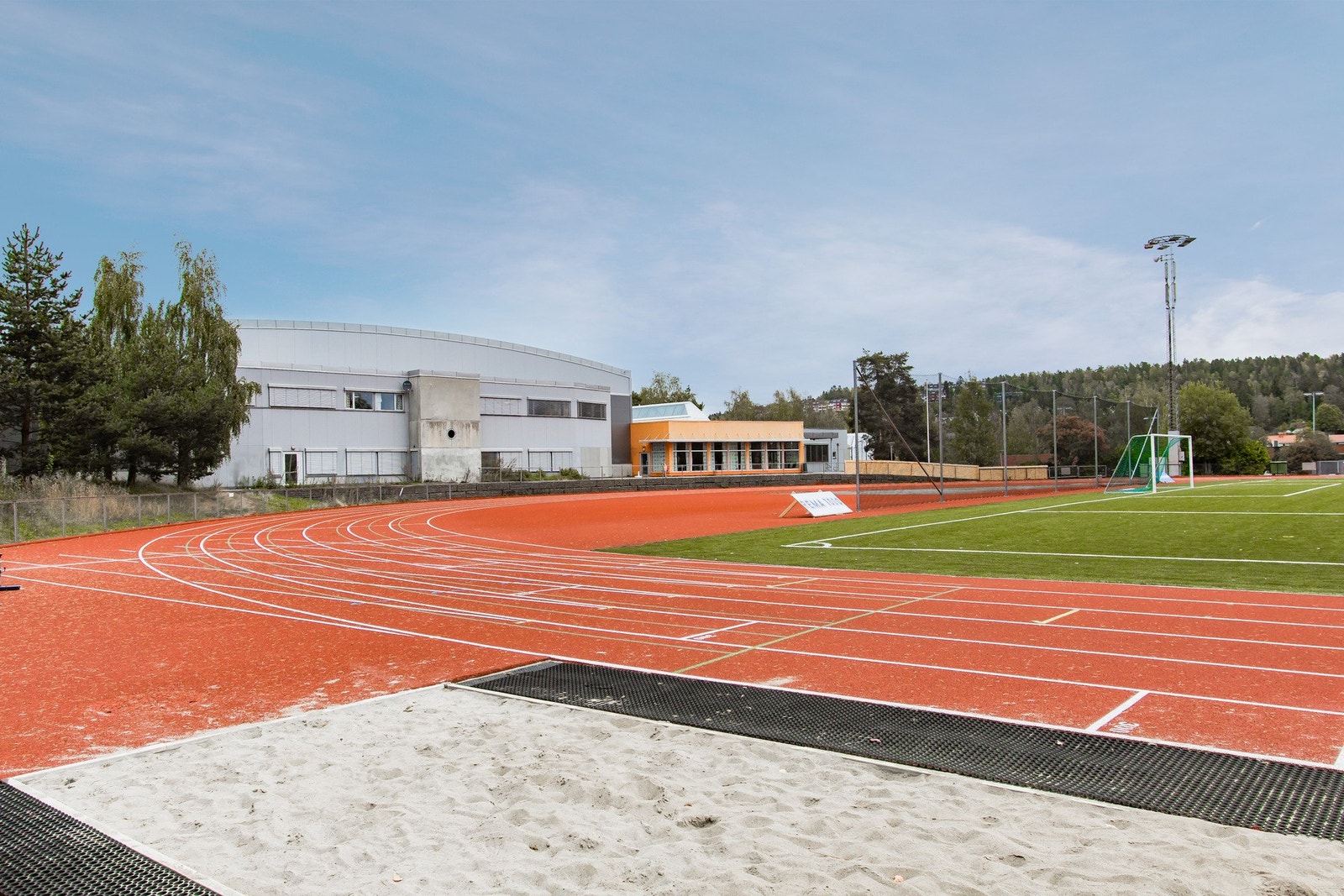 Oppsal Arena idrettsanlegg og idrettshall ligger like i nærheten. Galleribilde