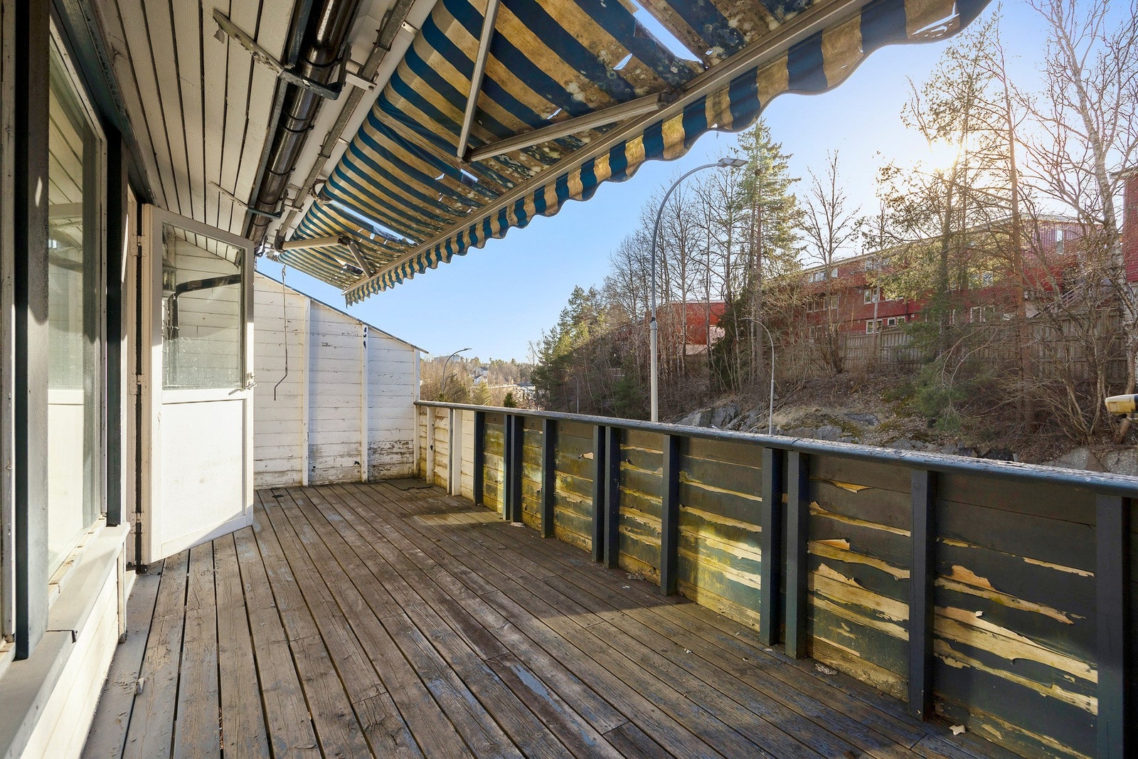 Stor terrasse med god plass til møblering av sittegruppe og grill Galleribilde