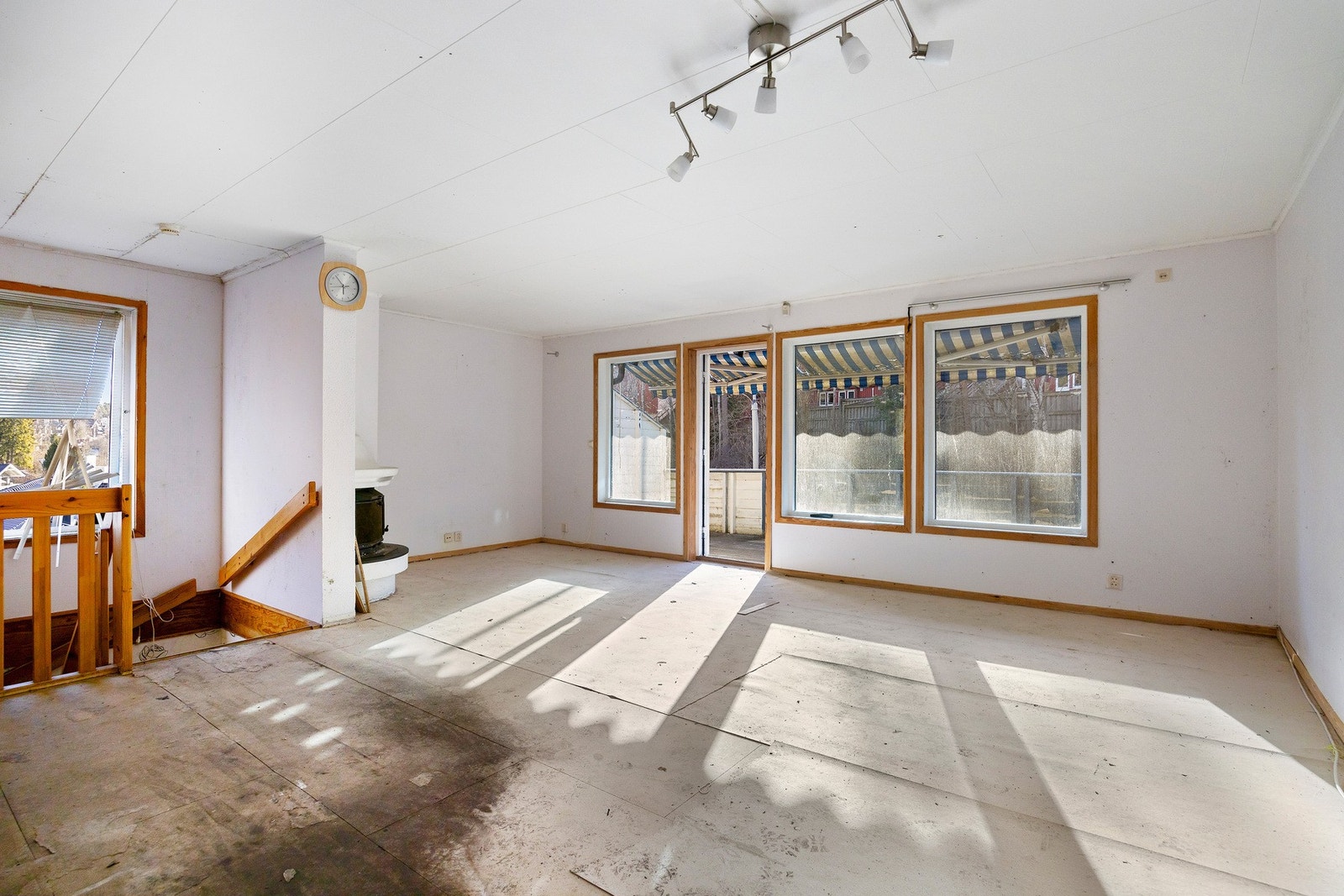 Stue med store vindusflater Galleribilde