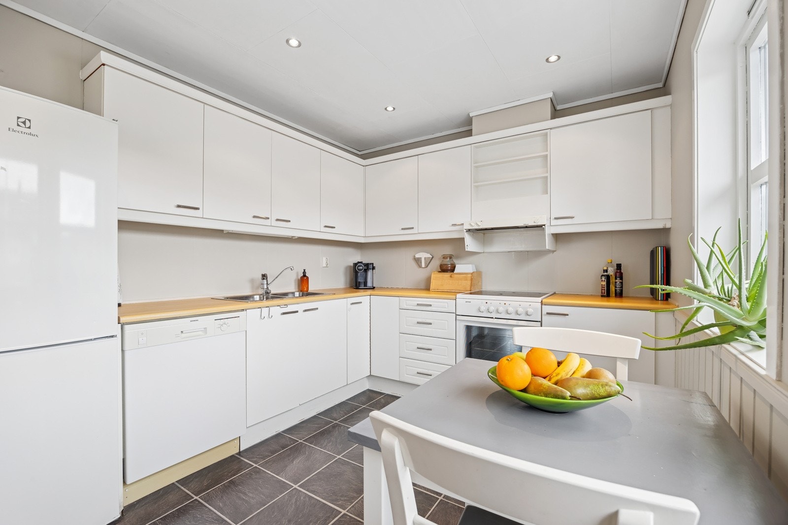 Rikelig med skap- og benkeplass. Rengjøringsvennlig og slitasjesterkt kjøkkengulv. Galleribilde