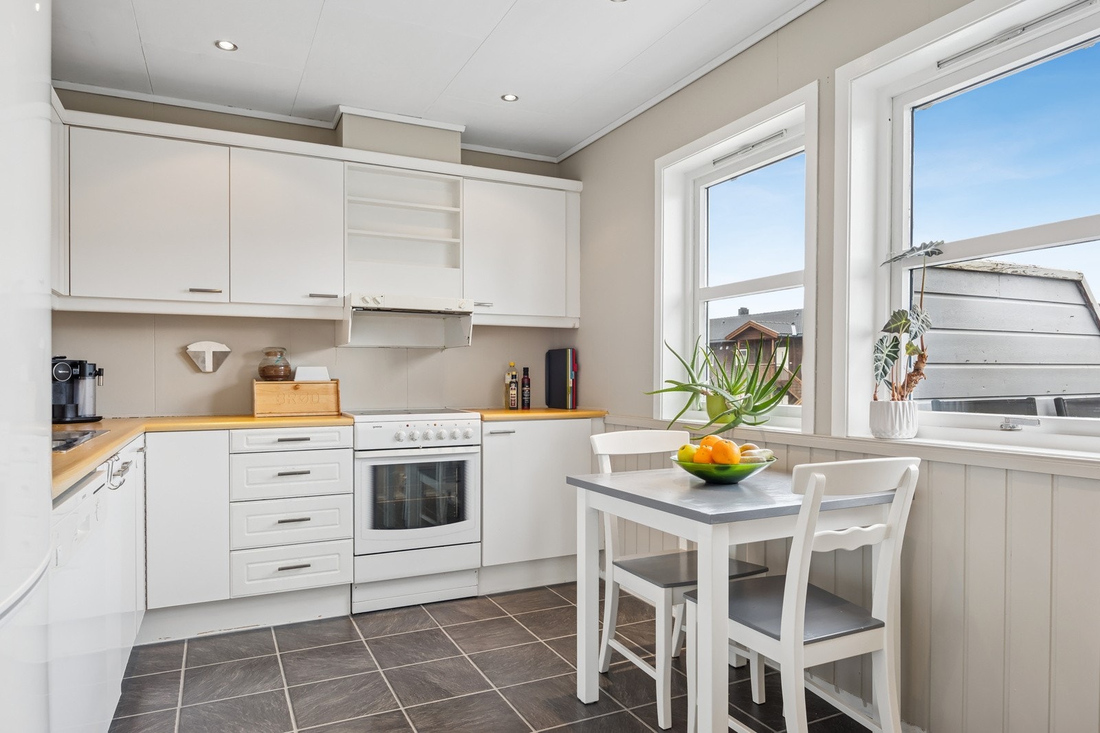 Kjøkkenet er i god stand i følge takstmann (TG1) og fullt utstyrt med alt av hvitevarer inkludert i handelen. Galleribilde