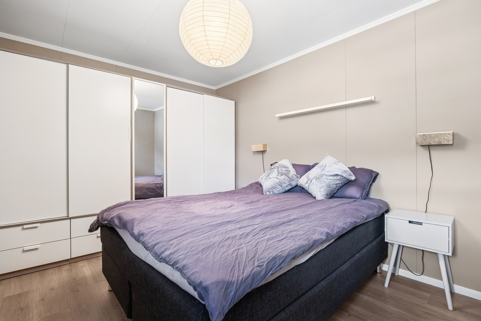 Soverom II måler hele 11,5 kvm. Garderobeløsning på rommet medfølger i handelen. Galleribilde