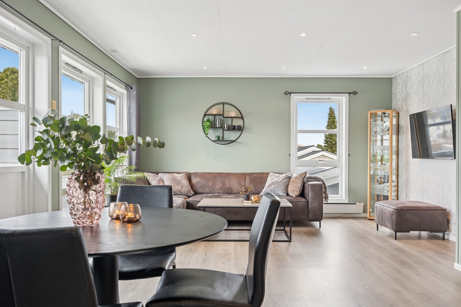 Stua fremstår med moderne farger og ble overflatebehandlet i 2021. Galleribilde