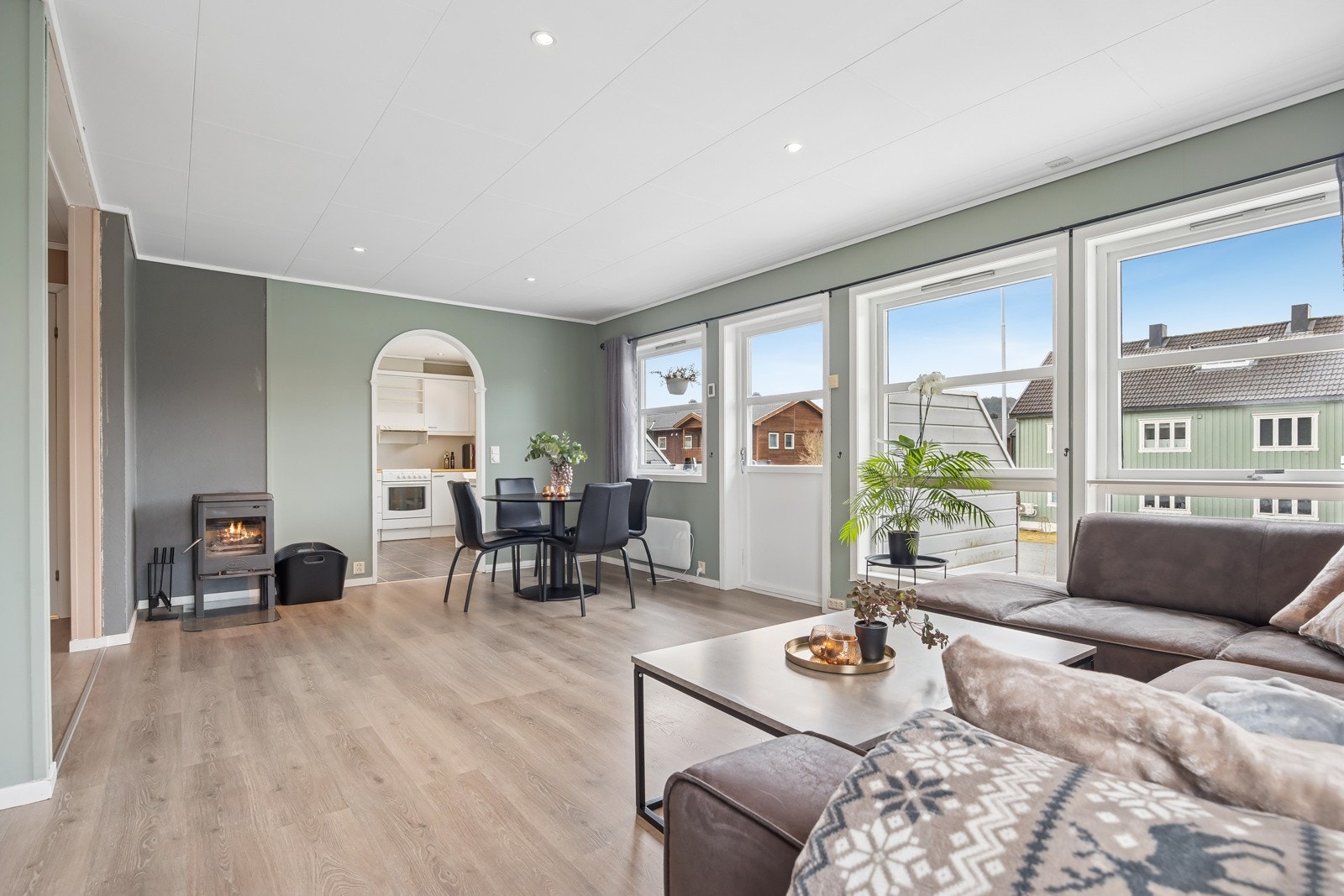 Stua måler drøyt 23 kvm, har slitesterke gulv og spotbelysning i himlingen. Galleribilde