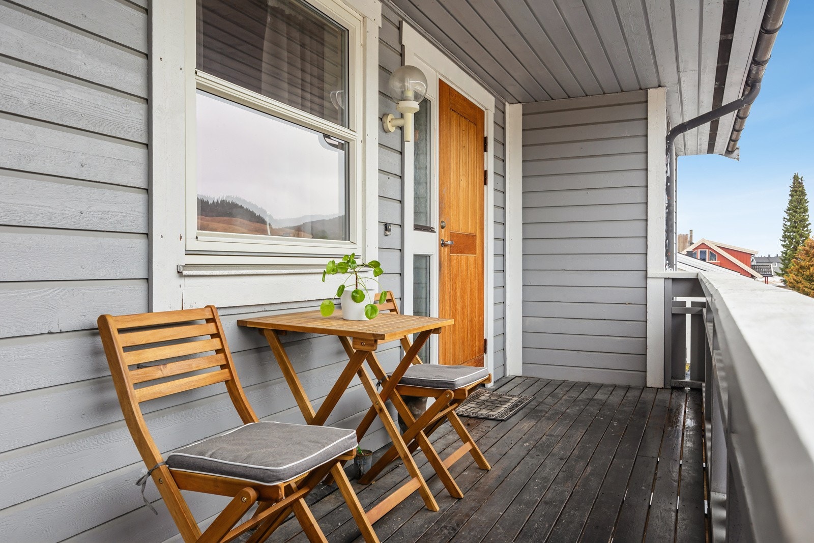 Leiligheten nås enkelt via trapp. Ved inngangsdøra finner man østvendt platå med morgen/formiddagssol. Galleribilde