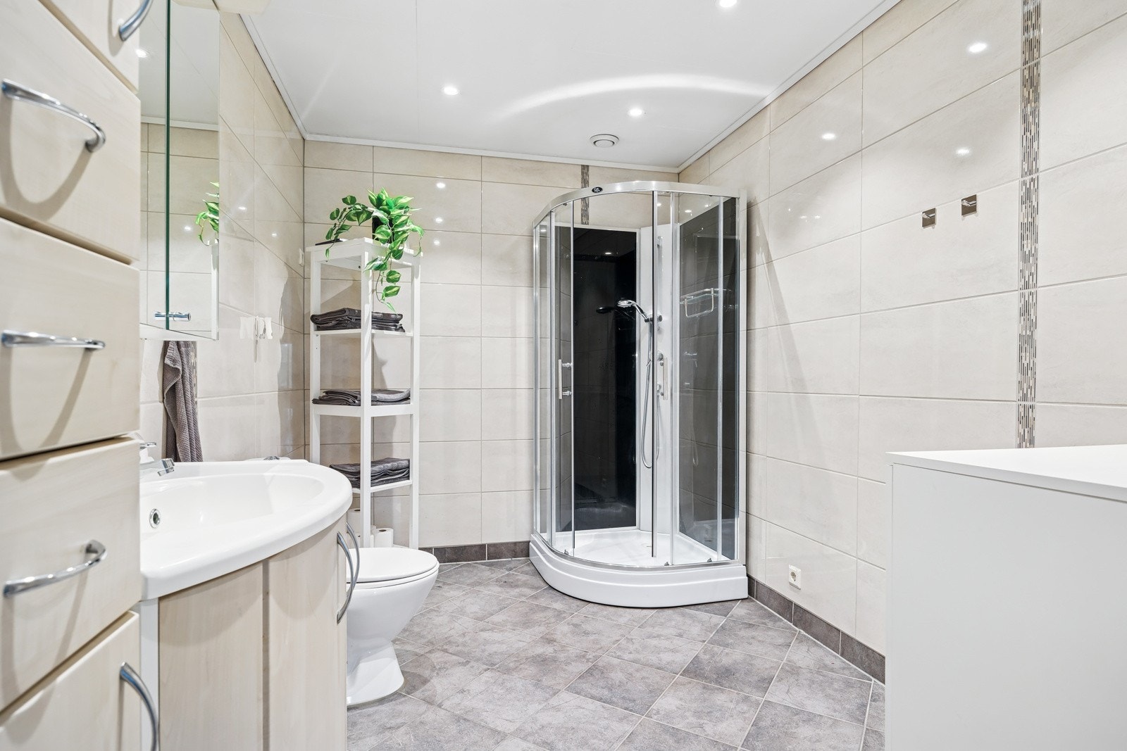 Rommet er ellers utstyrt med dusjkabinett, klosett og byr på gode oppbevaringsløsninger i skap. Galleribilde