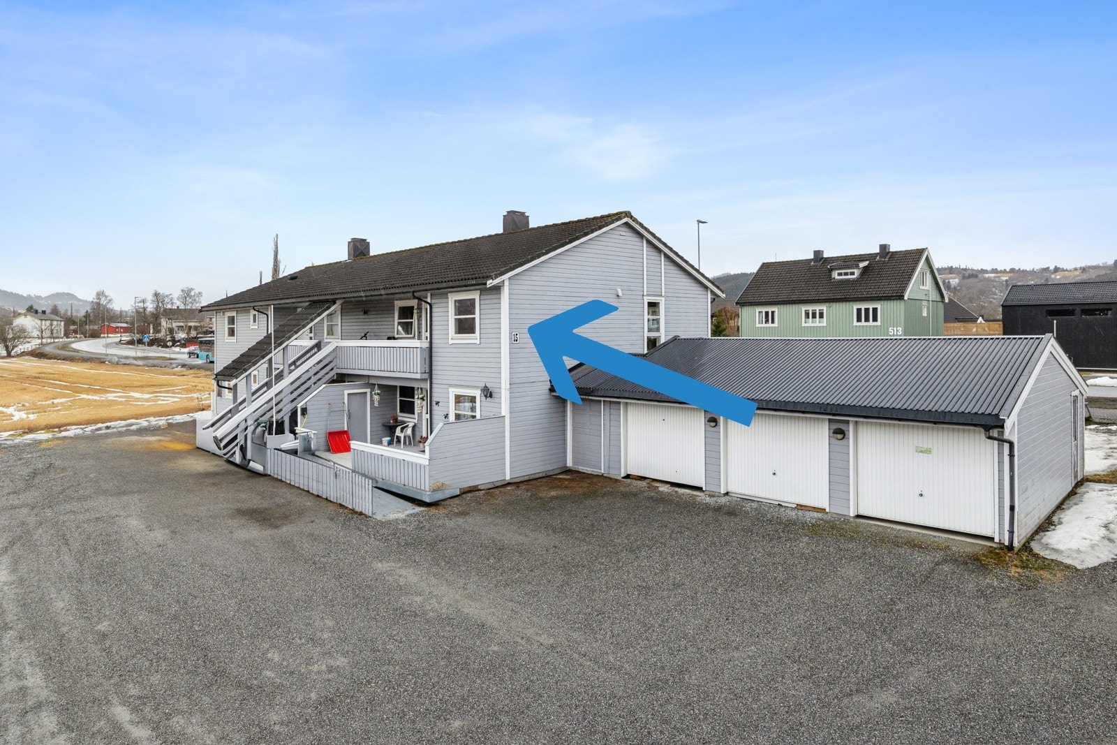 Leiligheten ligger flott til i 2. etasje i bygg fra 1991. Parkering på fellesgårdsplass. Galleribilde