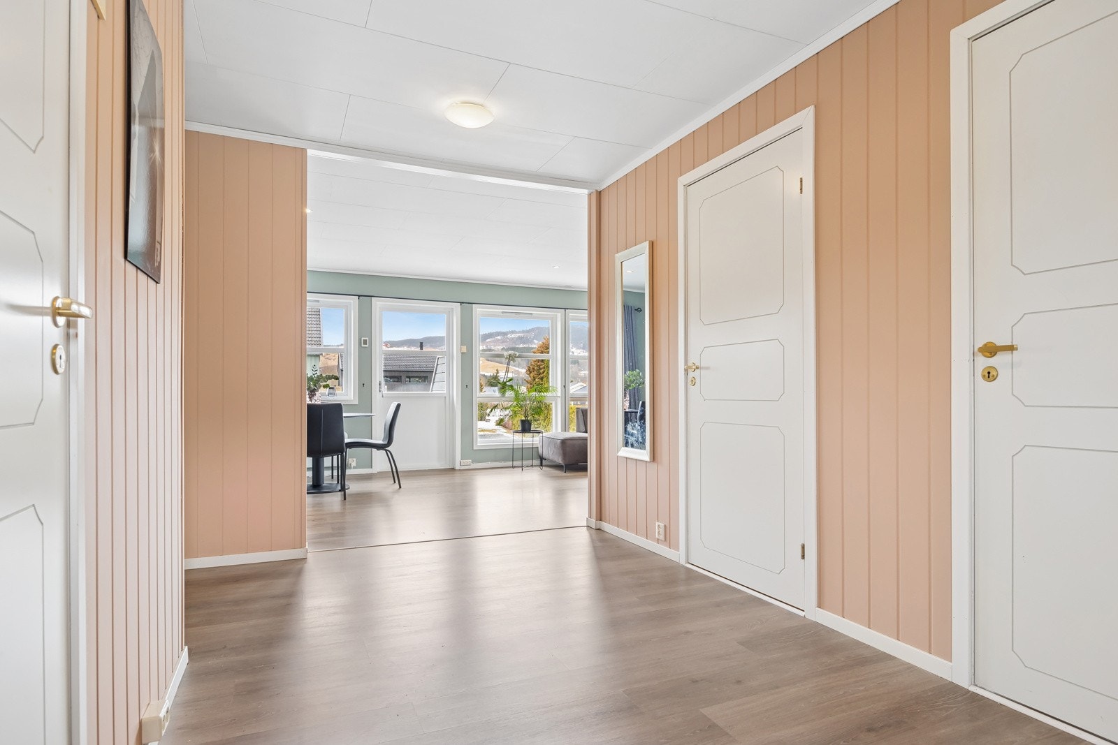 Velkommen inn! Innbydende entré av god størrelse. Her har man flere muligheter hva gjelder oppbevaring av sko og yttertøy. Galleribilde